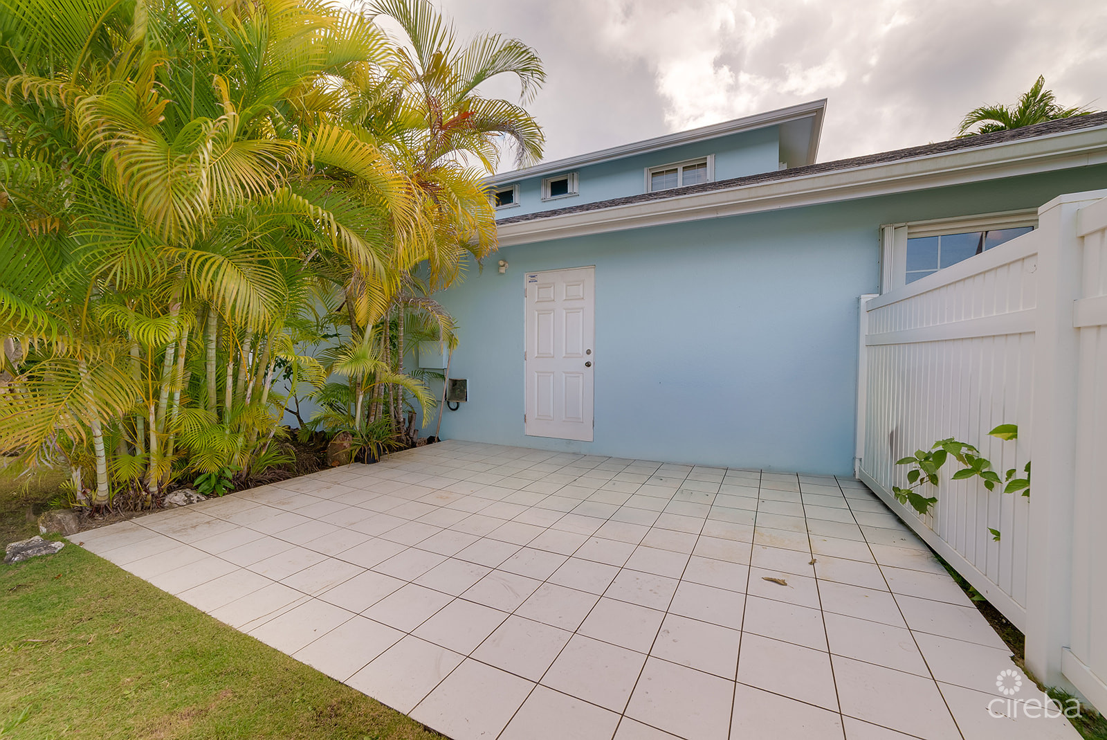 PALM SPRINGS SPACIOUS ONE BED - RARE FIND