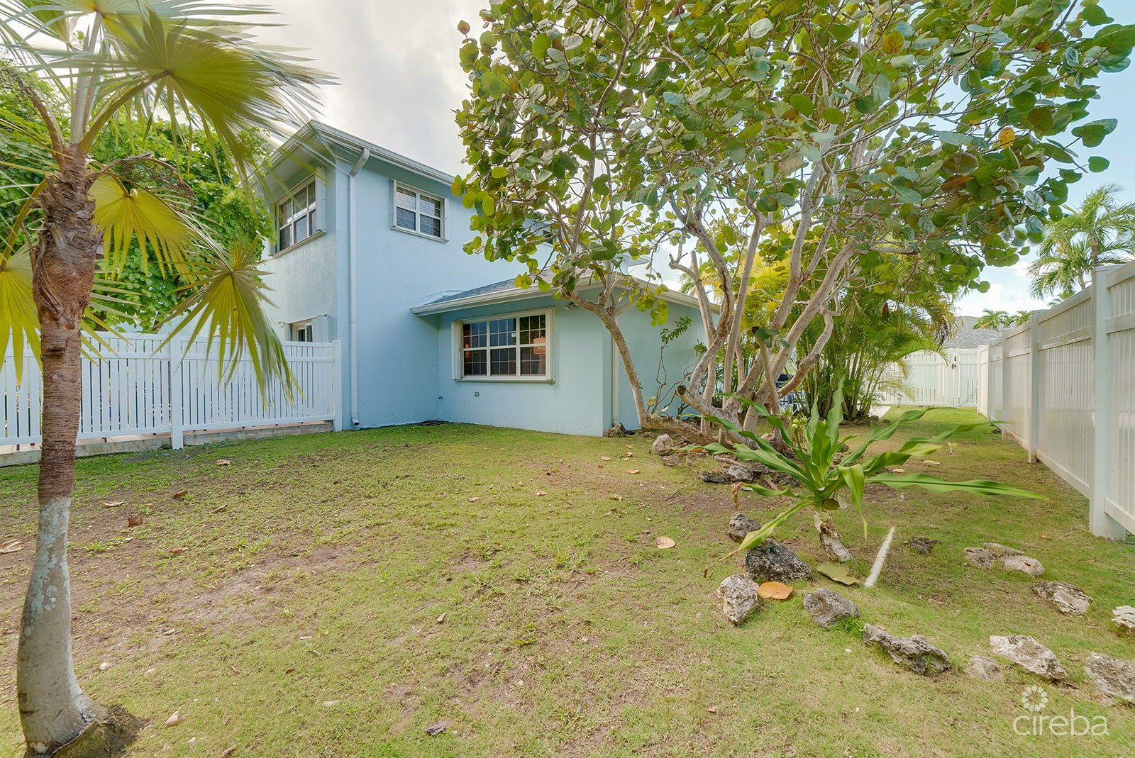 PALM SPRINGS SPACIOUS ONE BED - RARE FIND