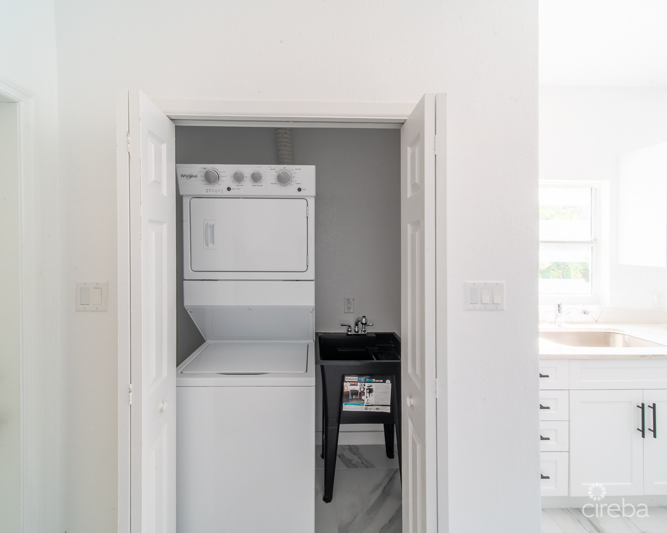 LOVELY  FAMILY HOME - LOOKOUT GARDENS