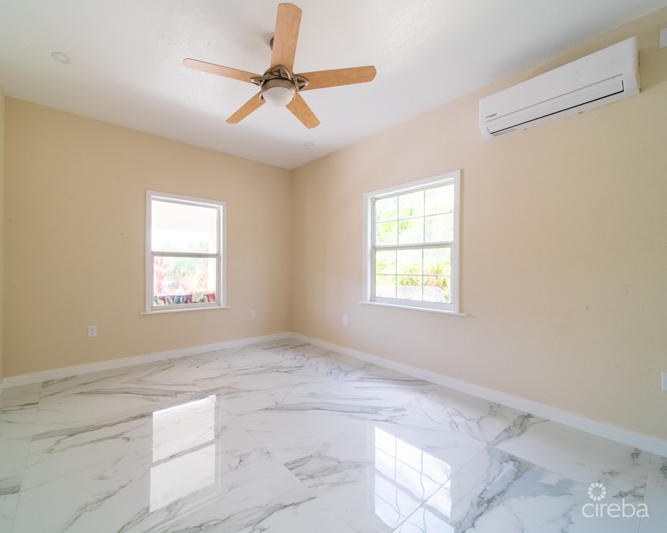 LOVELY  FAMILY HOME - LOOKOUT GARDENS