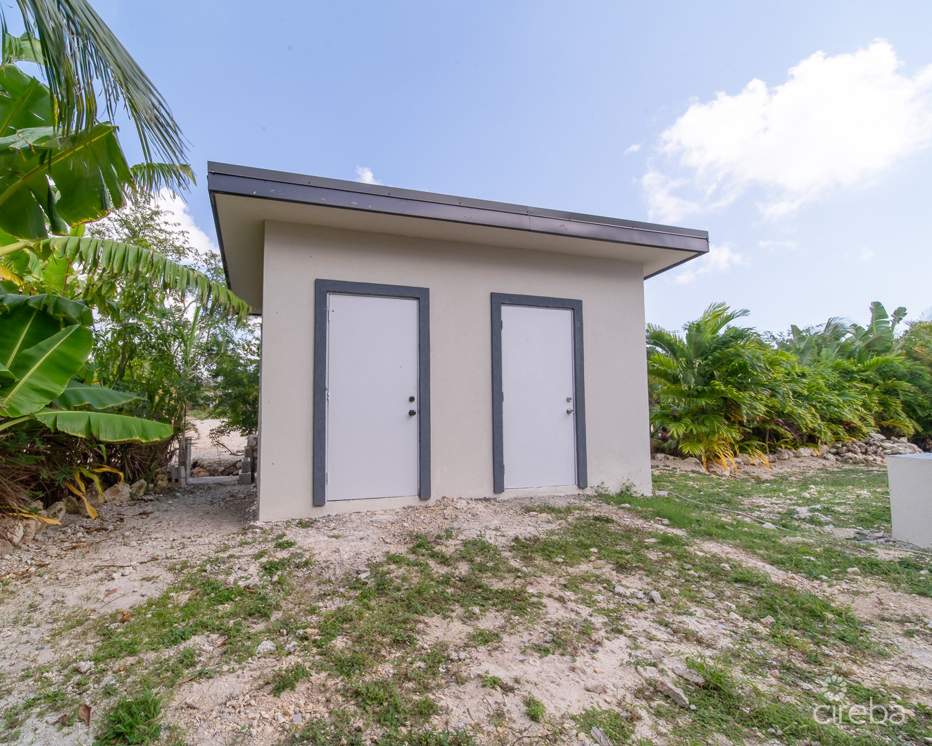 LOVELY  FAMILY HOME - LOOKOUT GARDENS