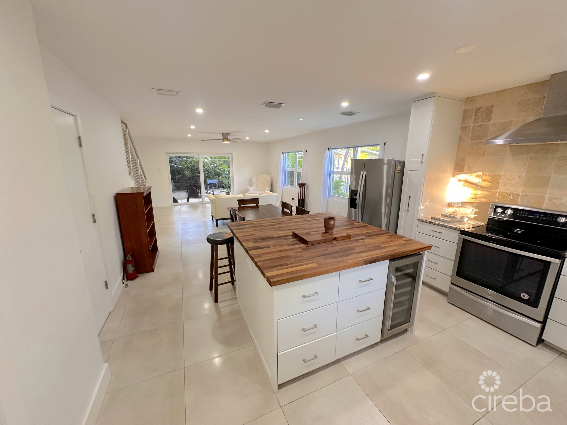 GLEN EDEN RENOVATED 2 BED END UNIT WITH ENCLOSED YARD