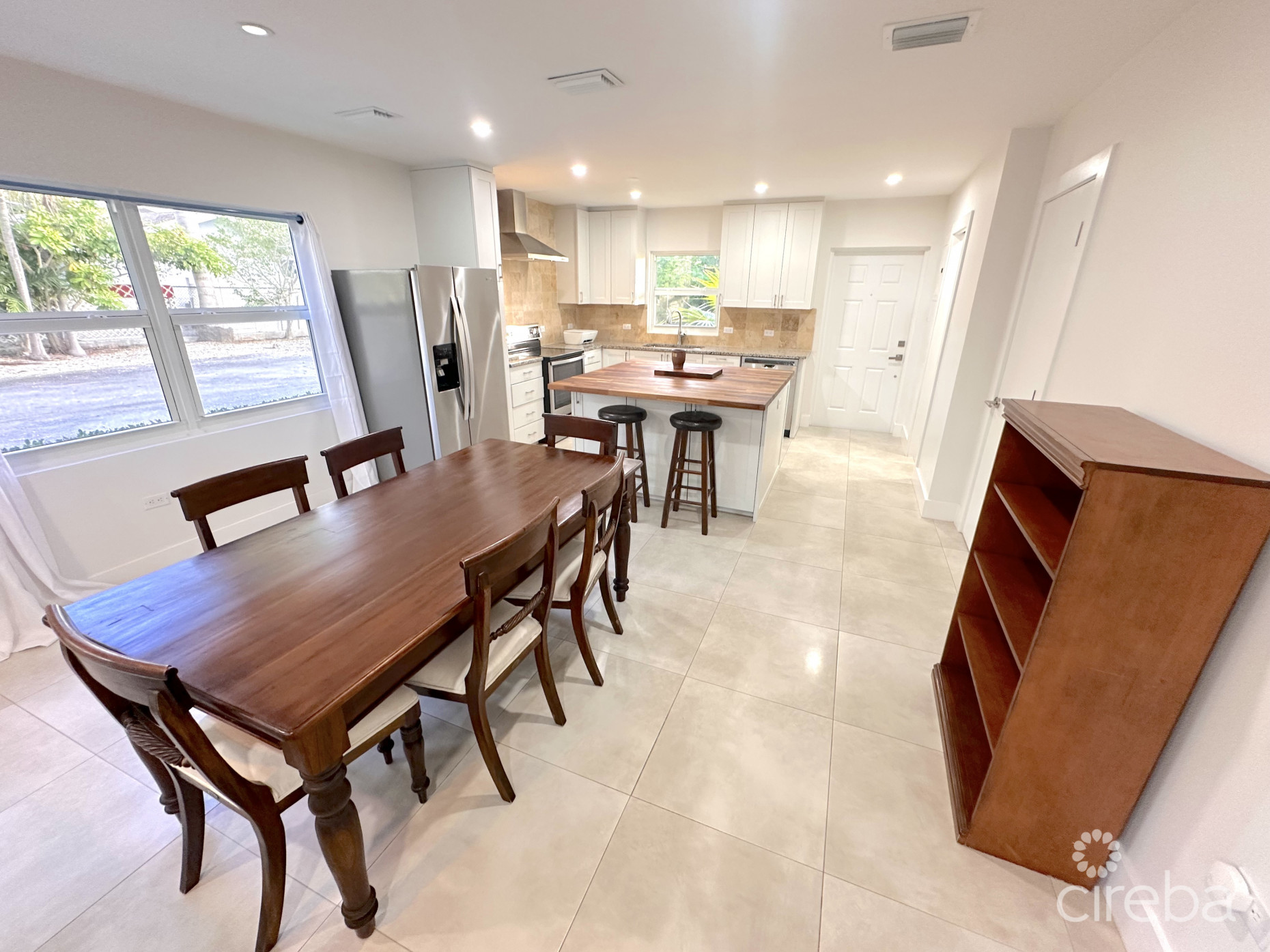 GLEN EDEN RENOVATED 2 BED END UNIT WITH ENCLOSED YARD