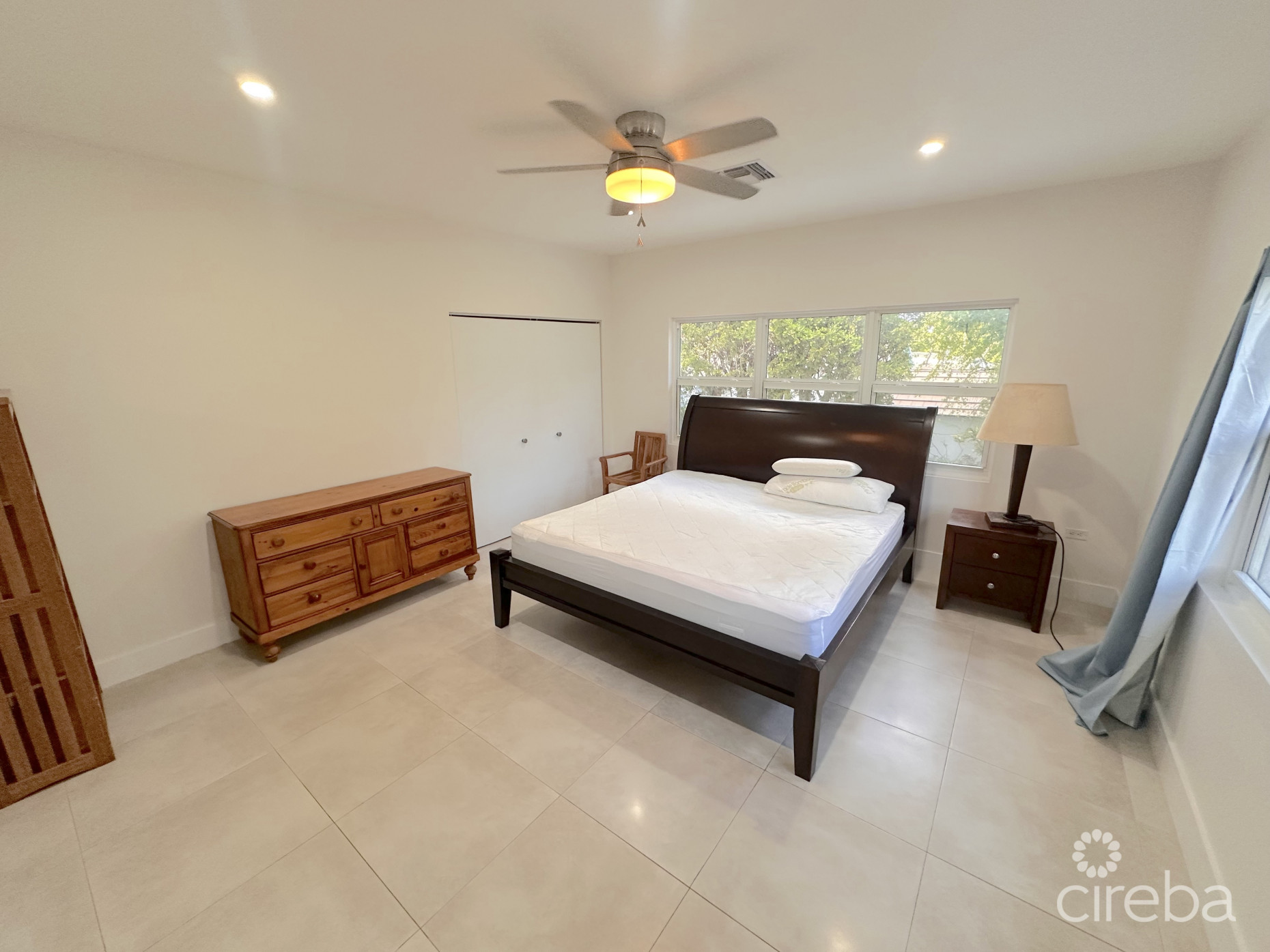 GLEN EDEN RENOVATED 2 BED END UNIT WITH ENCLOSED YARD