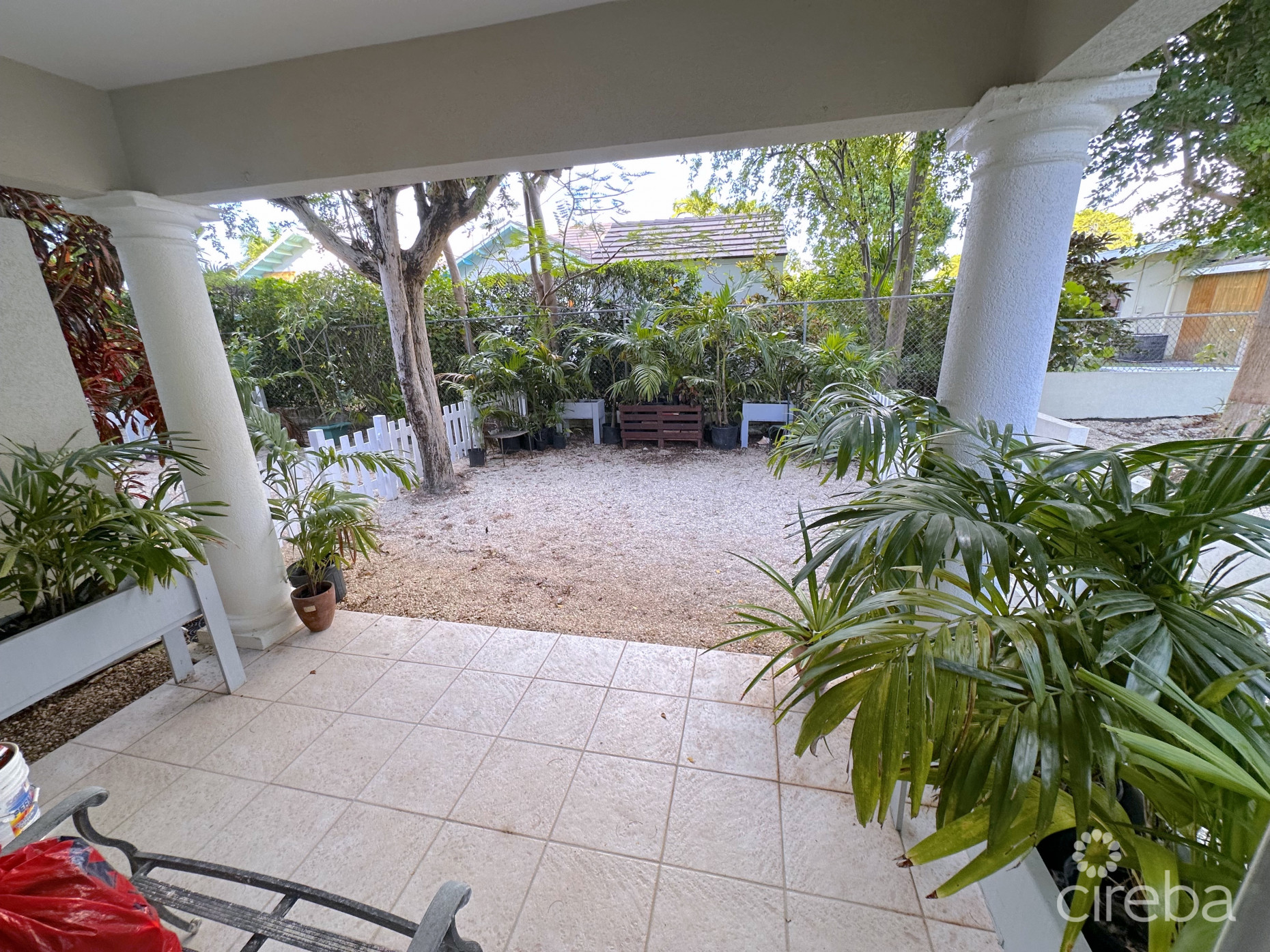 GLEN EDEN RENOVATED 2 BED END UNIT WITH ENCLOSED YARD