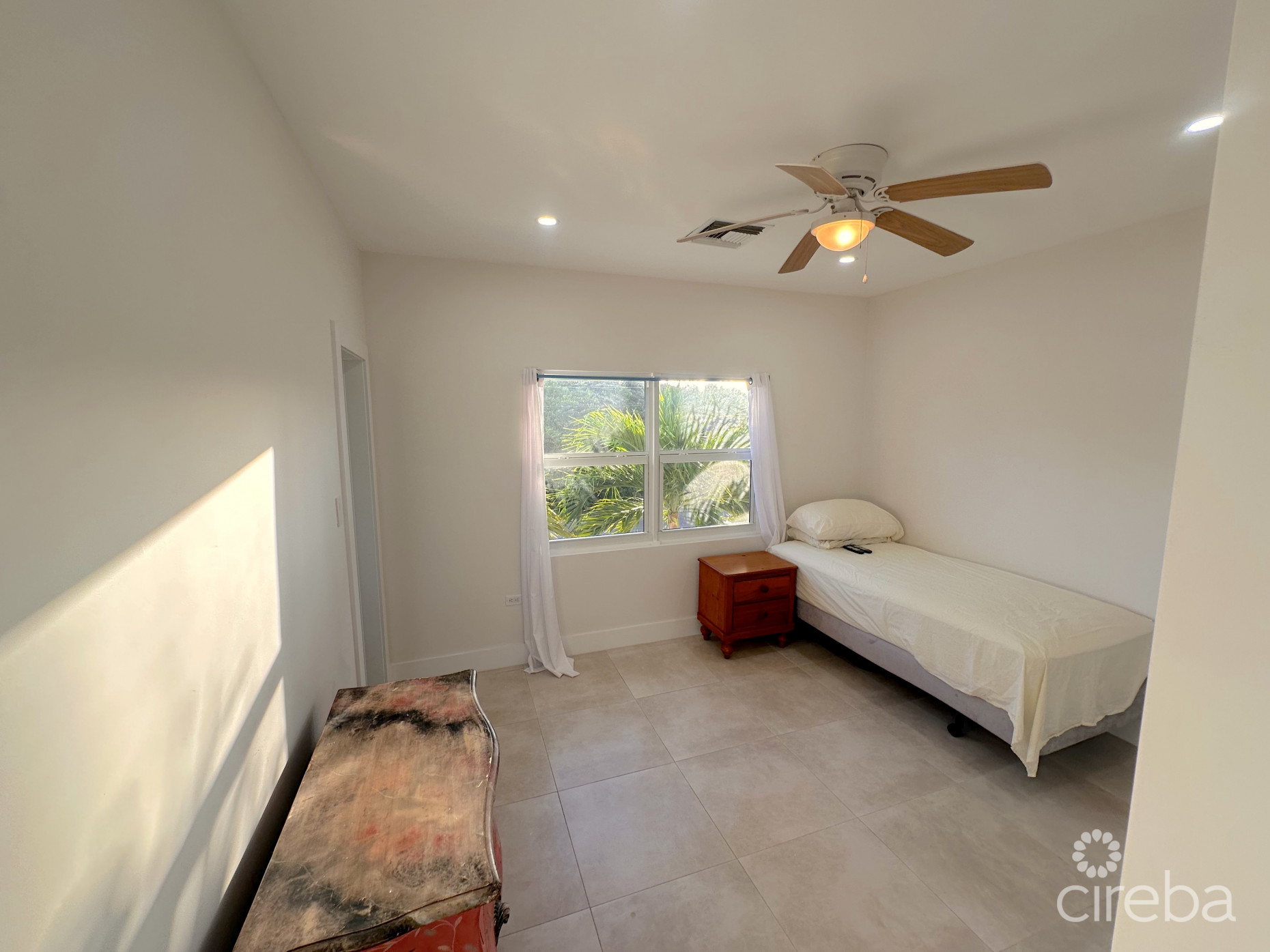 GLEN EDEN RENOVATED 2 BED END UNIT WITH ENCLOSED YARD