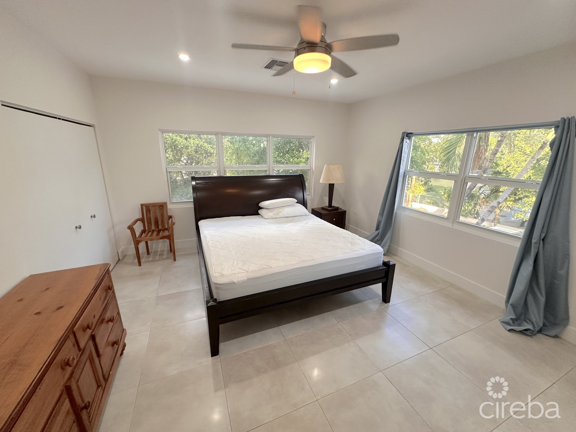 GLEN EDEN RENOVATED 2 BED END UNIT WITH ENCLOSED YARD