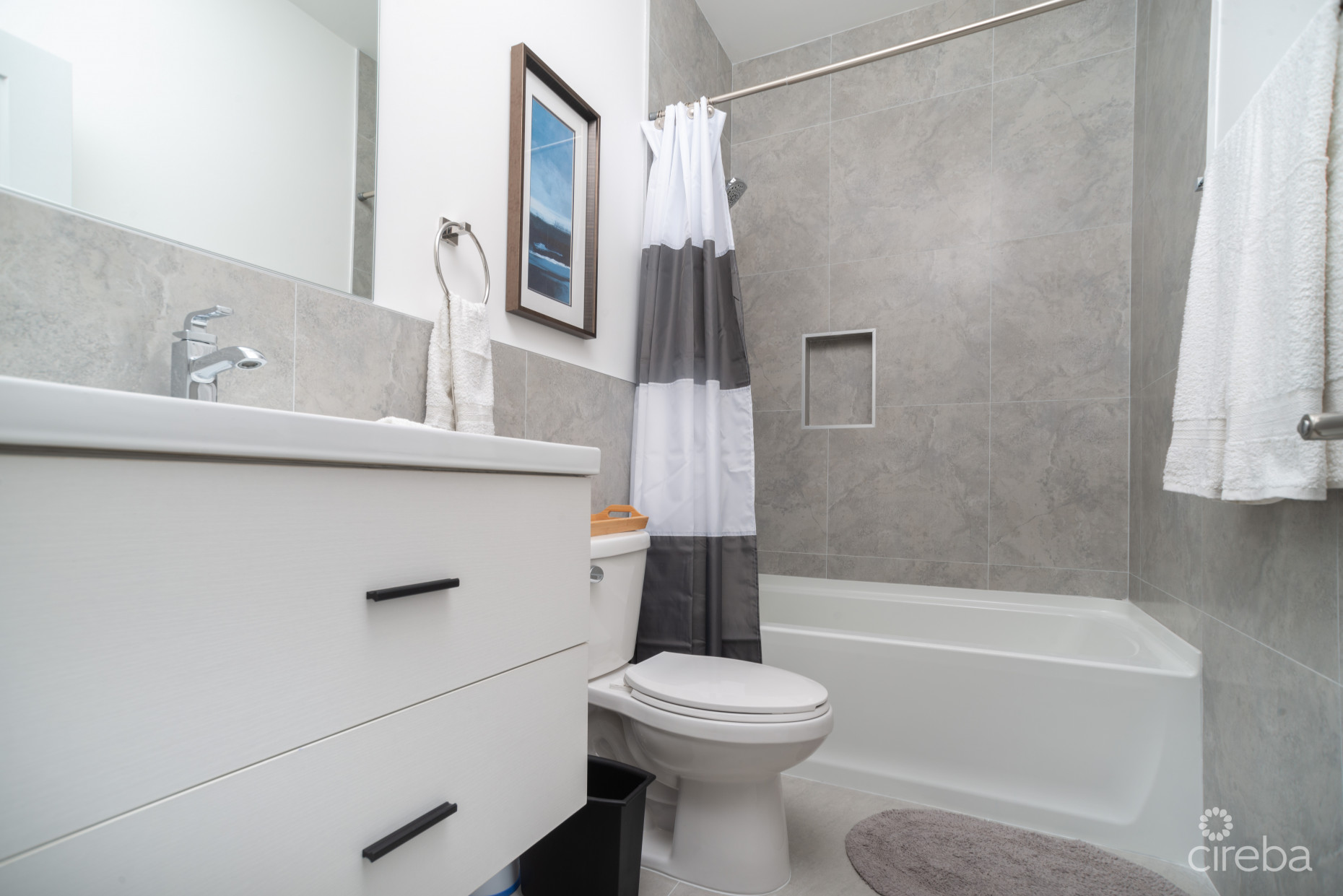 ACROSS FROM BEACH--SOUTH SOUND--3BED/3.5BATH TOWNHOUSE--FENCED YARD--THE MANTRAS