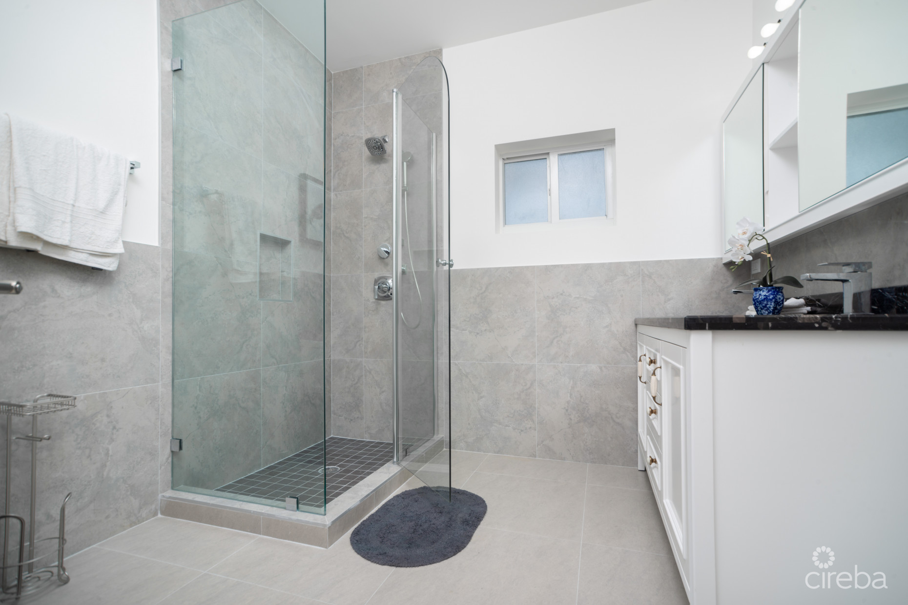 ACROSS FROM BEACH--SOUTH SOUND--3BED/3.5BATH TOWNHOUSE--FENCED YARD--THE MANTRAS