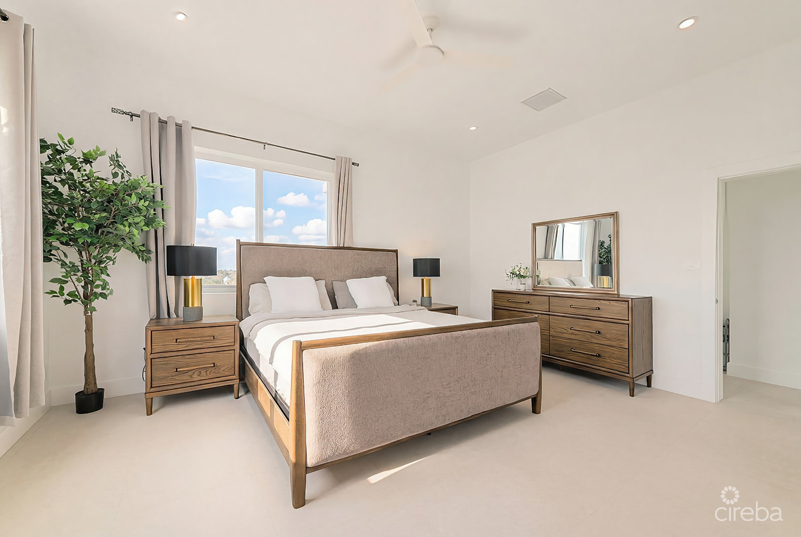 SUNSET POINT 19 - TOP FLOOR  PENTHOUSE WITH PANORAMIC SEA VIEWS