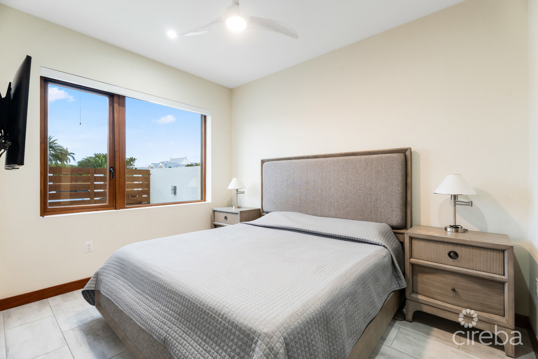 ARVIA  CANAL FRONT 2 BED, 2 BATH  PLUS DEN