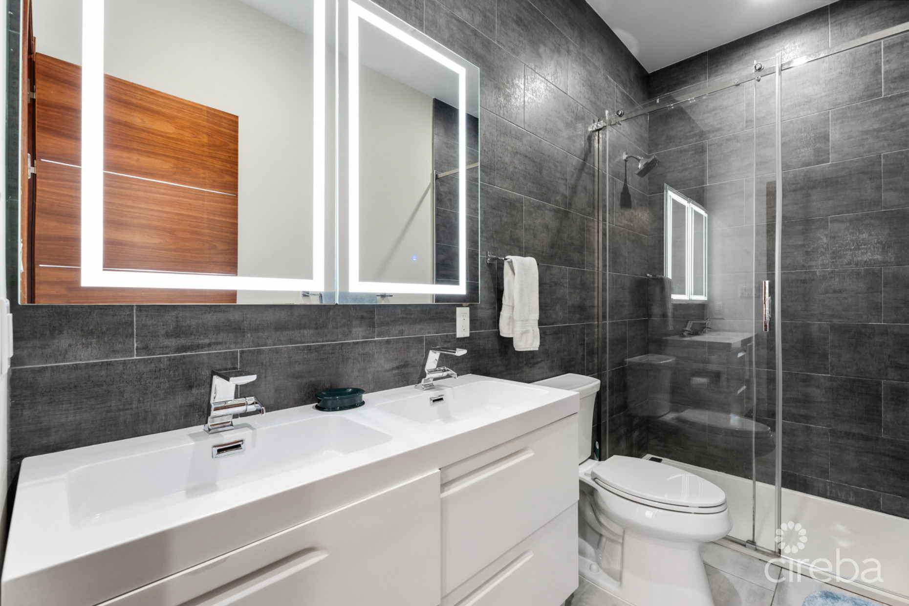 ARVIA  CANAL FRONT 2 BED, 2 BATH  PLUS DEN