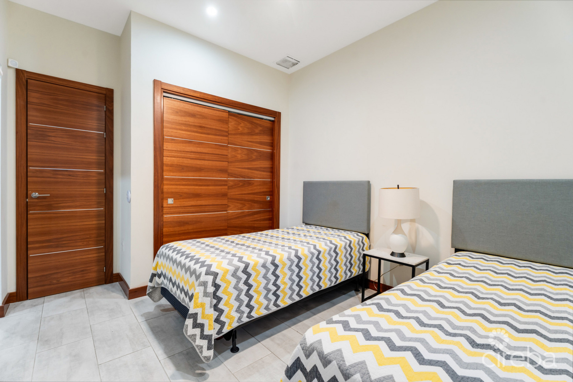 ARVIA  CANAL FRONT 2 BED, 2 BATH  PLUS DEN