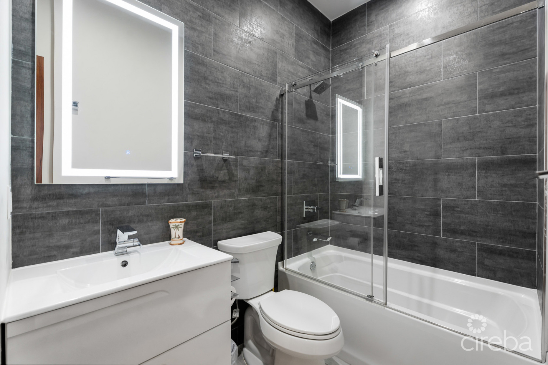 ARVIA  CANAL FRONT 2 BED, 2 BATH  PLUS DEN