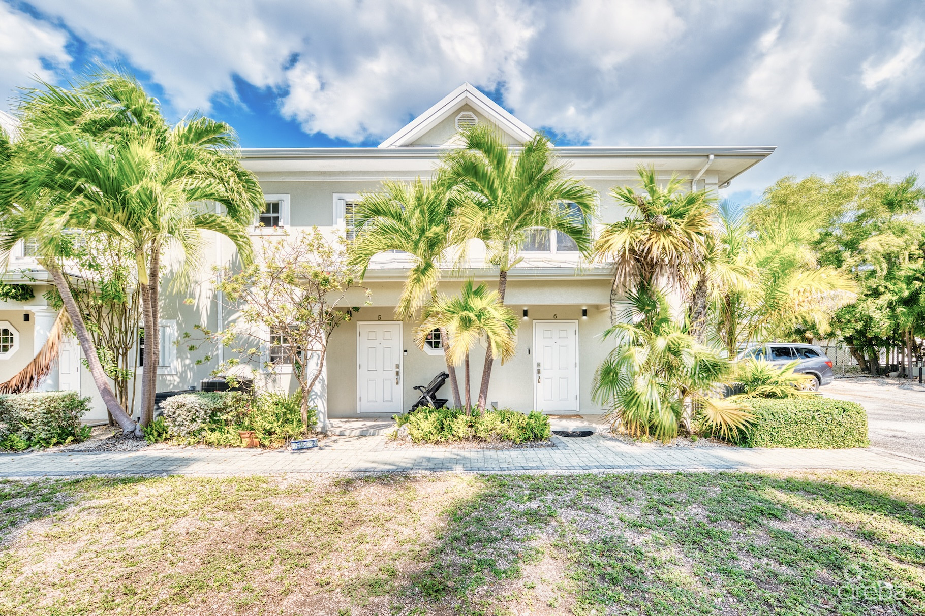 GLEN EDEN RENOVATED 2 BED END UNIT WITH ENCLOSED YARD