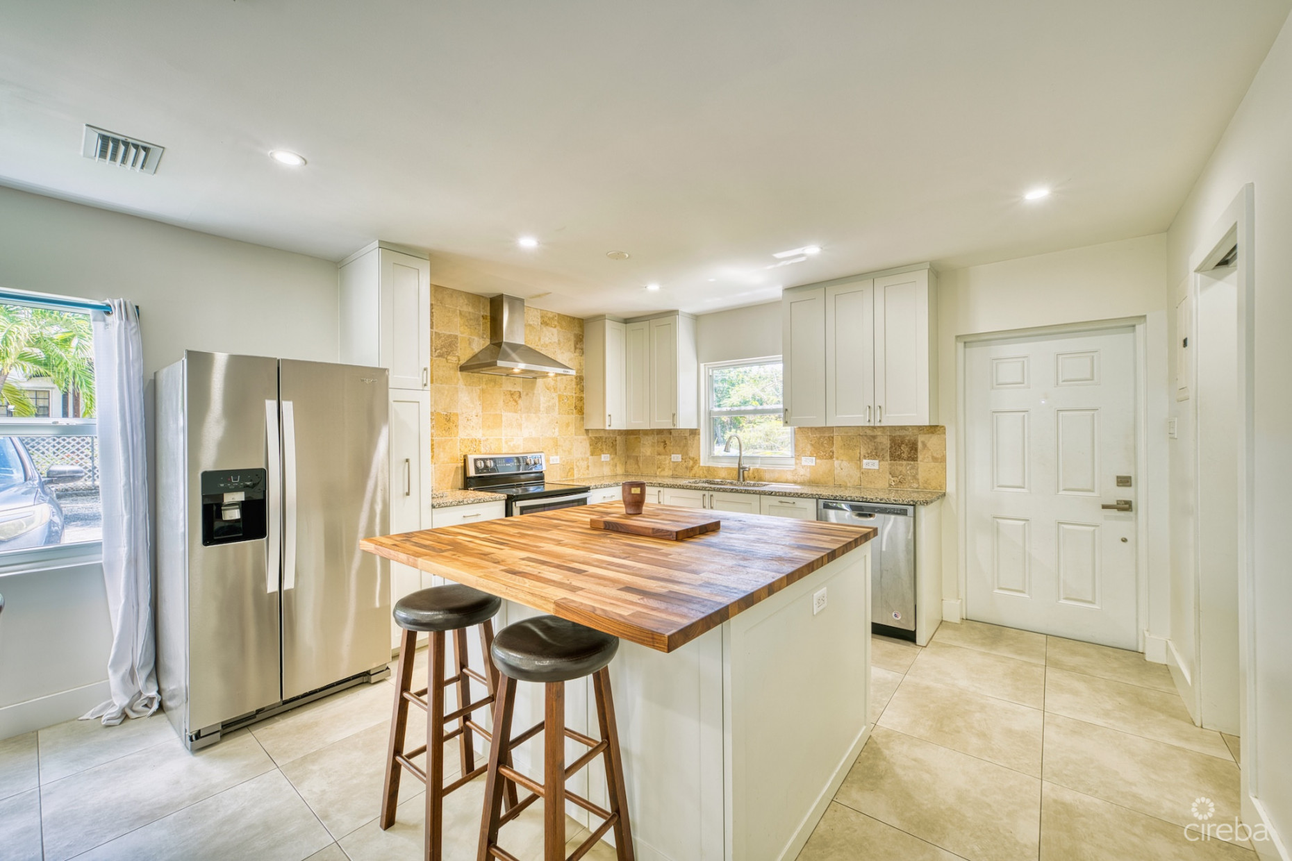 GLEN EDEN RENOVATED 2 BED END UNIT WITH ENCLOSED YARD