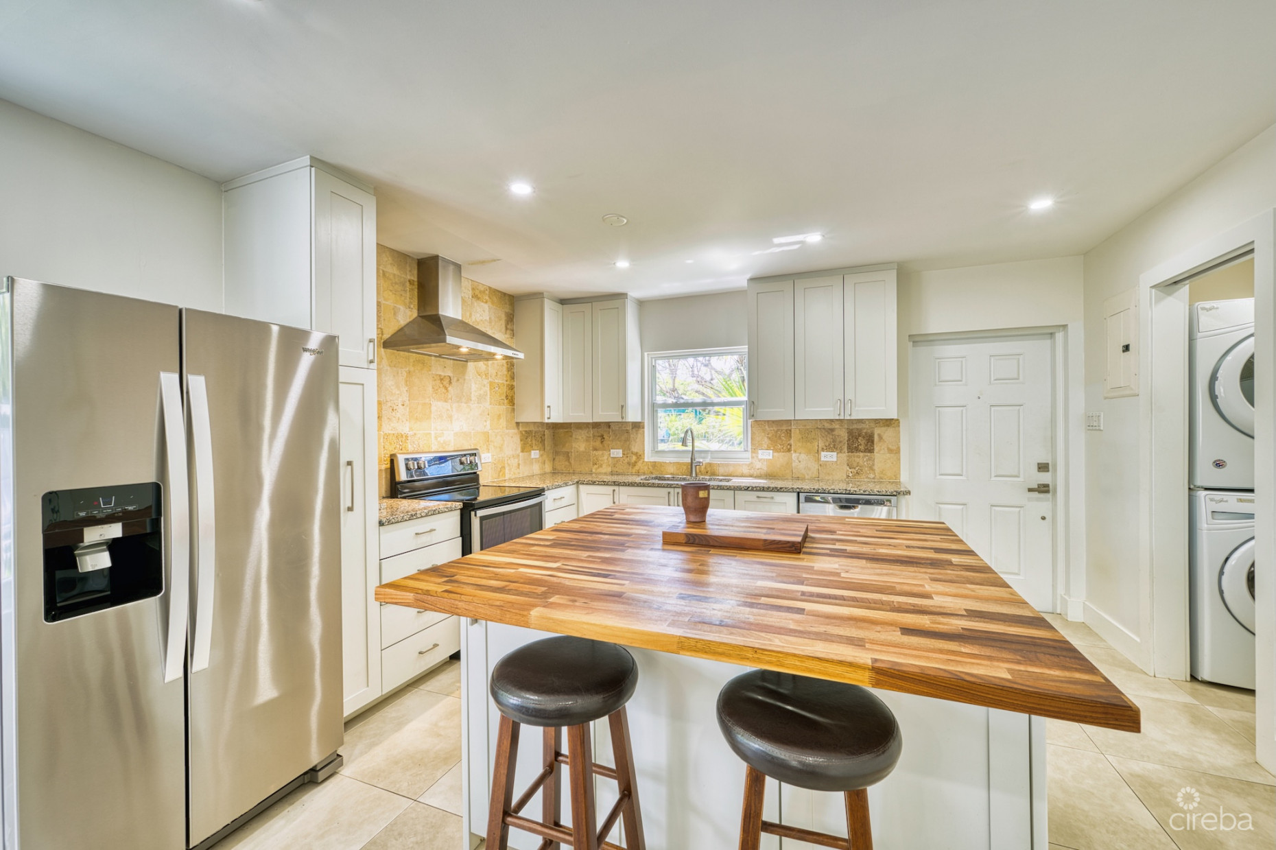 GLEN EDEN RENOVATED 2 BED END UNIT WITH ENCLOSED YARD