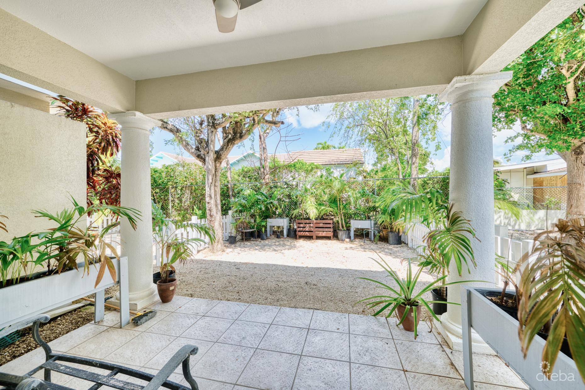 GLEN EDEN RENOVATED 2 BED END UNIT WITH ENCLOSED YARD