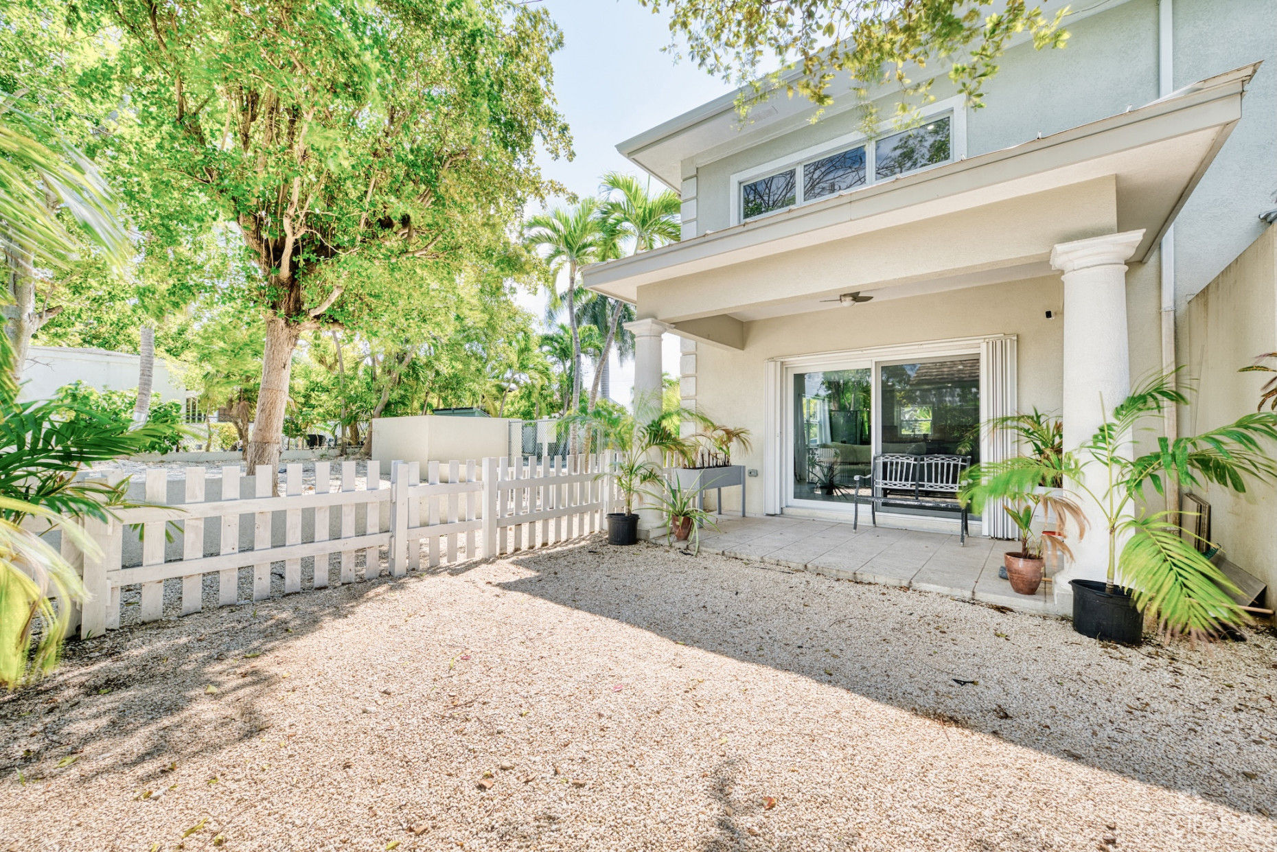 GLEN EDEN RENOVATED 2 BED END UNIT WITH ENCLOSED YARD