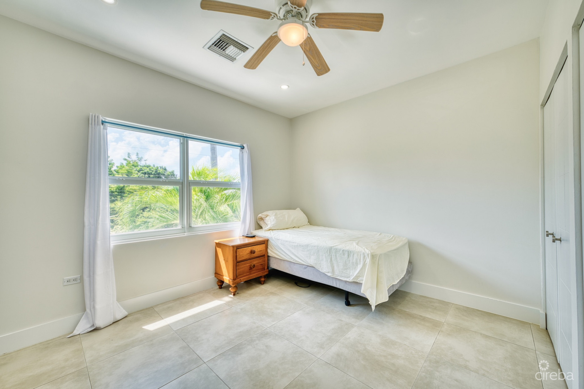 GLEN EDEN RENOVATED 2 BED END UNIT WITH ENCLOSED YARD