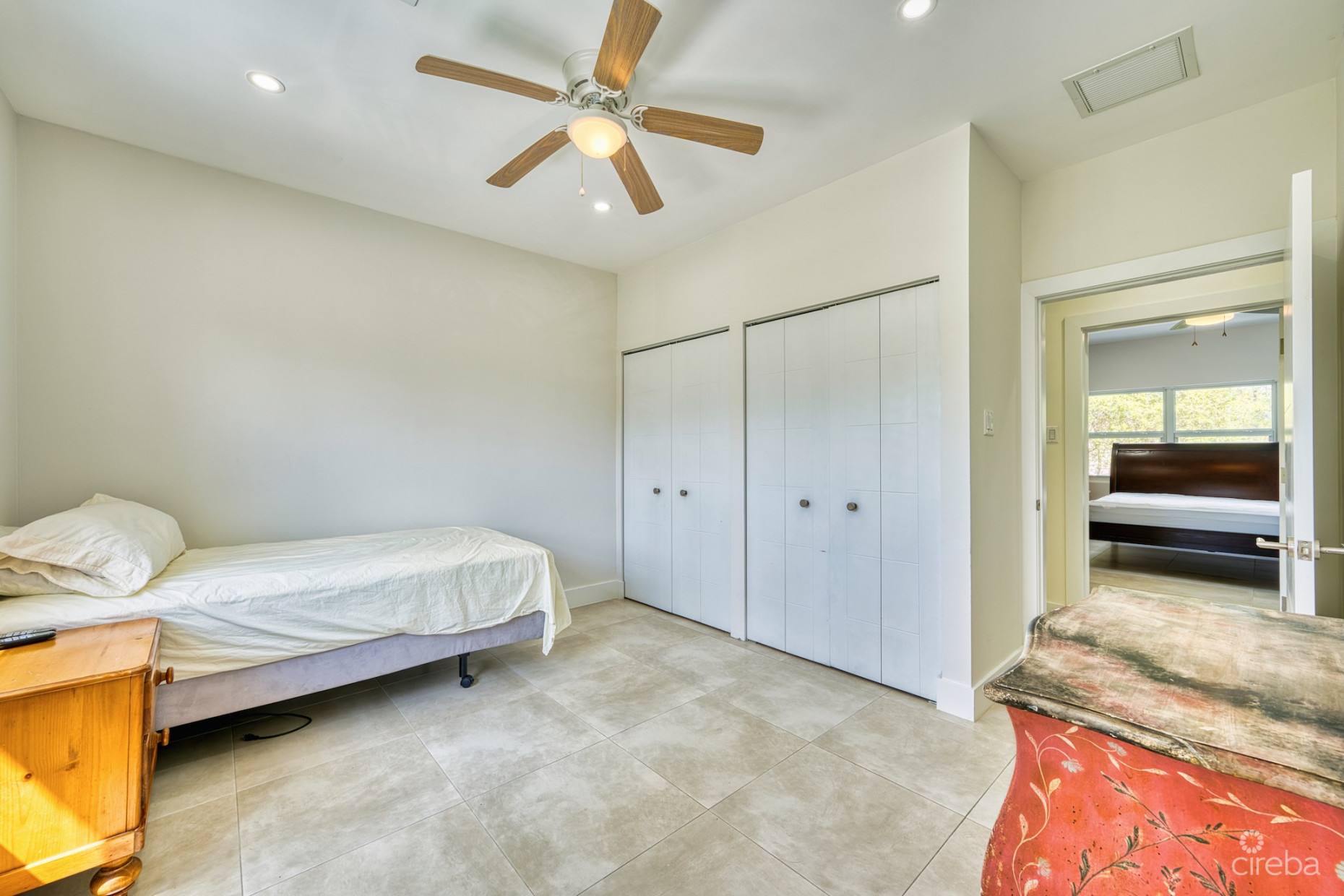 GLEN EDEN RENOVATED 2 BED END UNIT WITH ENCLOSED YARD