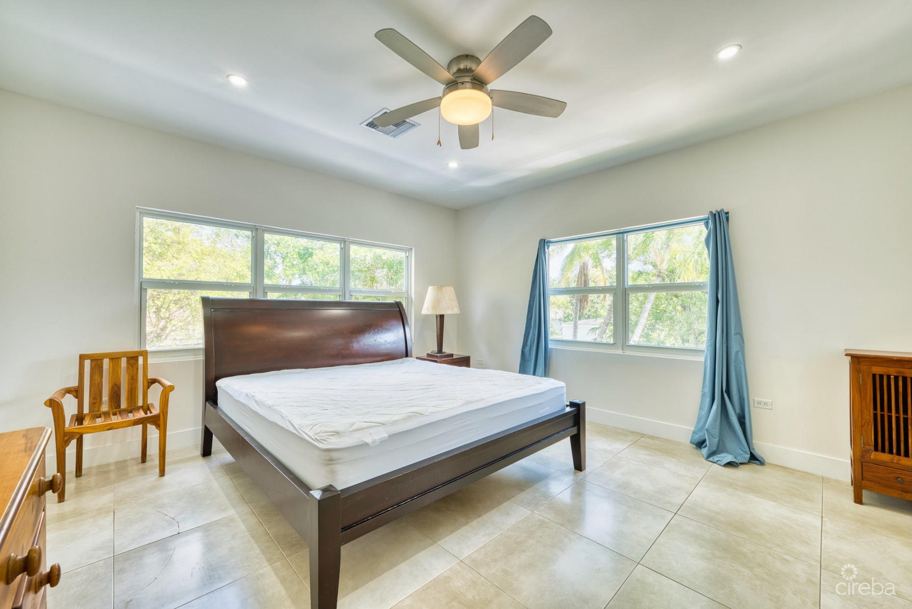 GLEN EDEN RENOVATED 2 BED END UNIT WITH ENCLOSED YARD