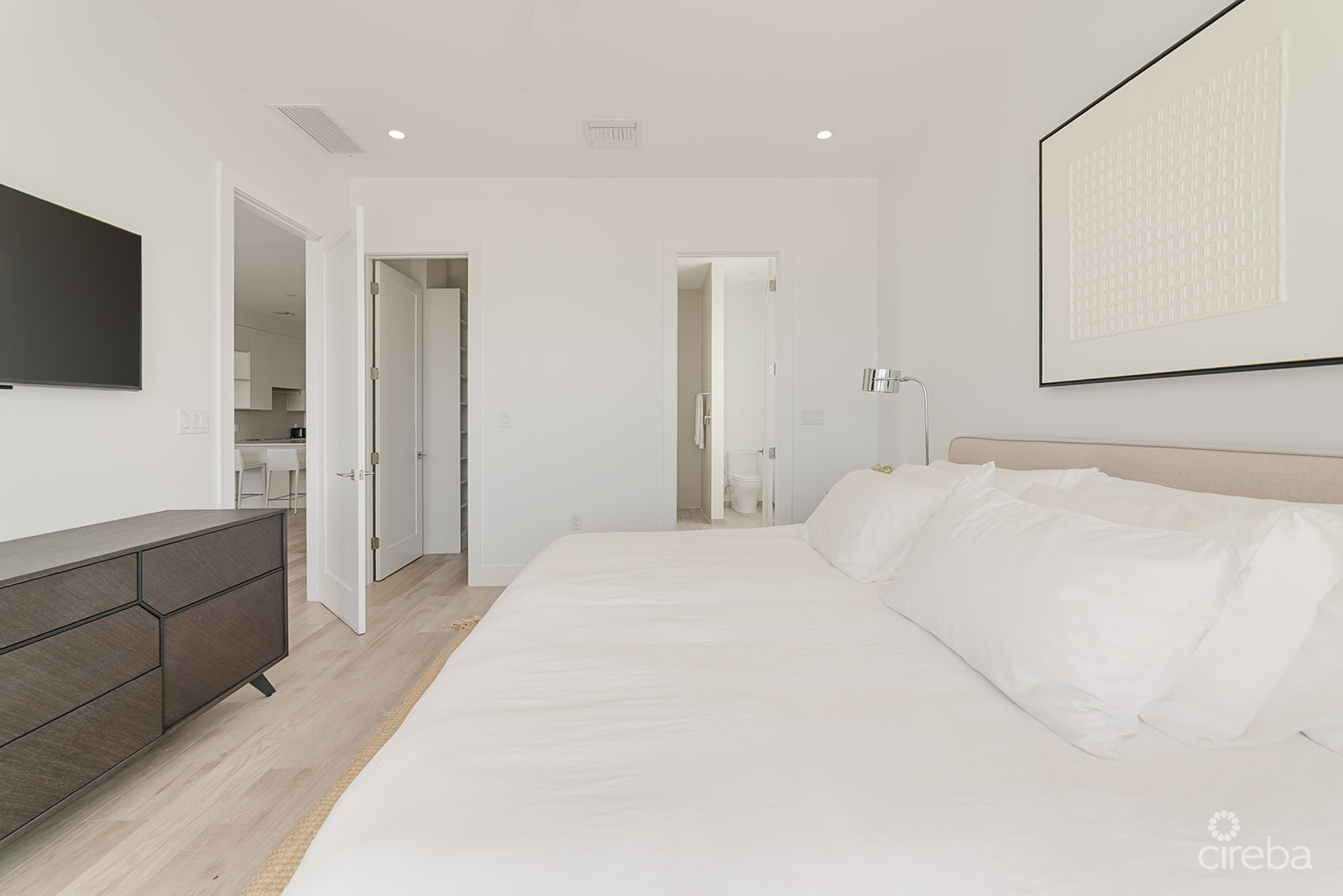 AURA PENTHOUSE - SOUTH SOUND