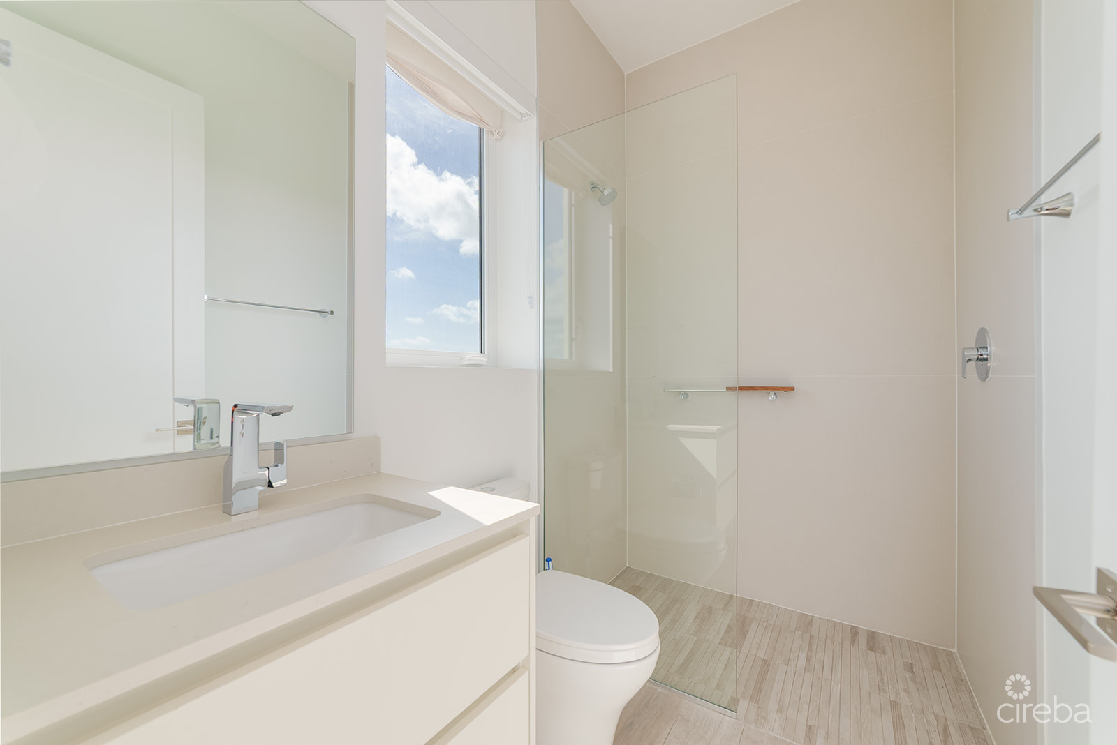 AURA PENTHOUSE - SOUTH SOUND