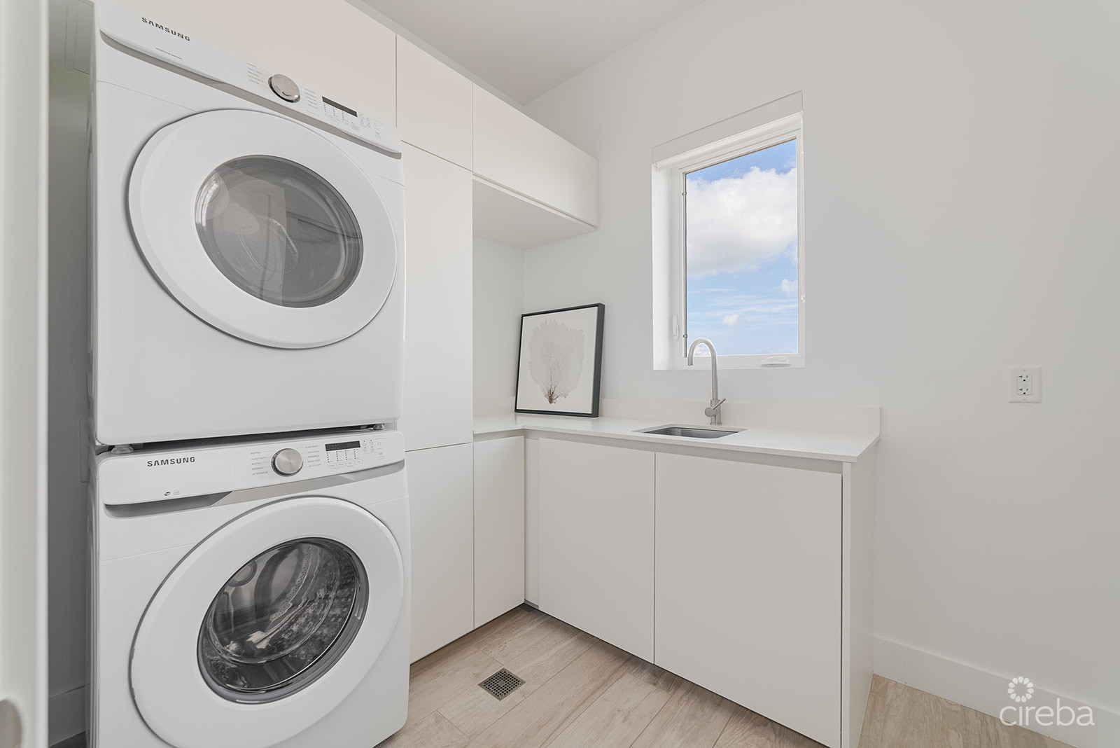 AURA PENTHOUSE - SOUTH SOUND