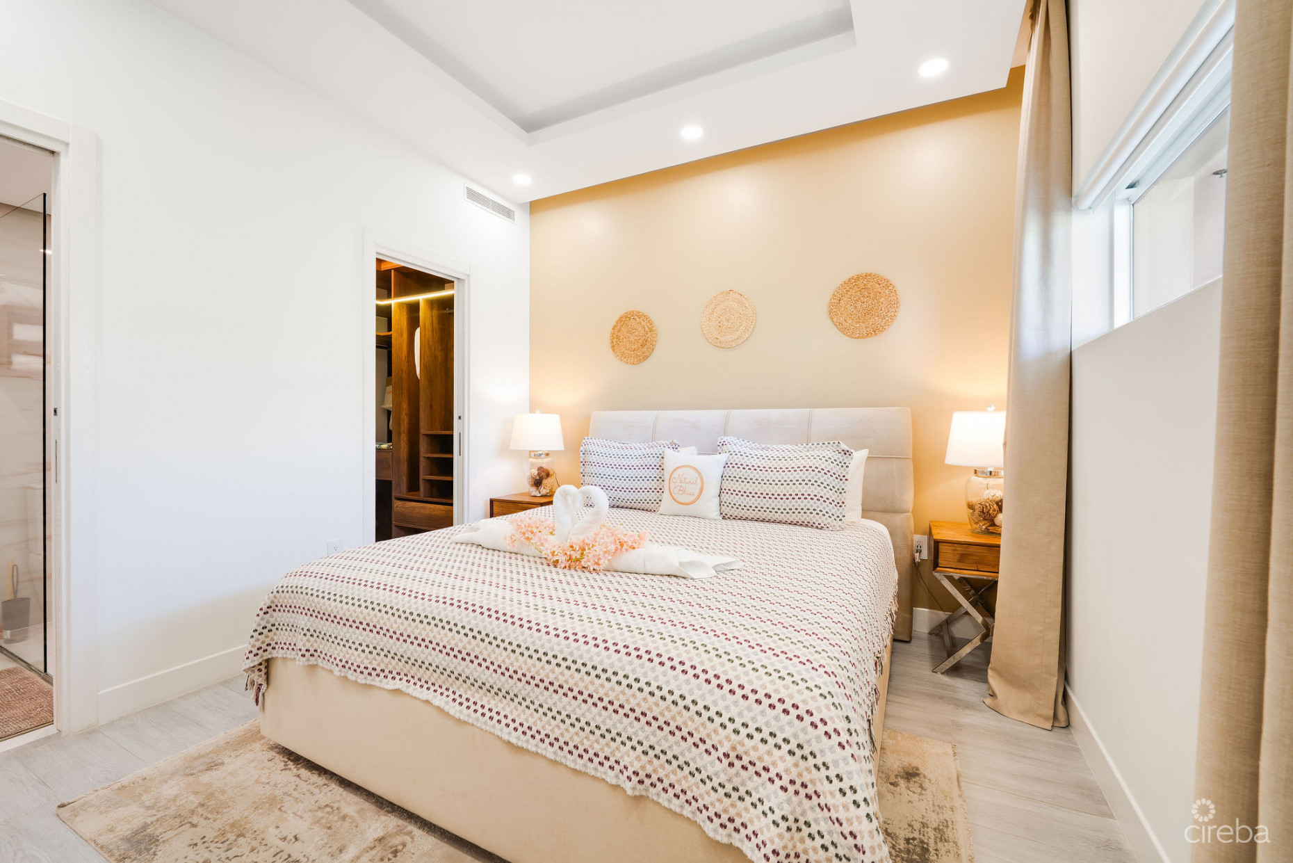 PRIME 1-BED CONDO AT THE GROVE | STEPS TO SMB & RESORT-STYLE LIVING