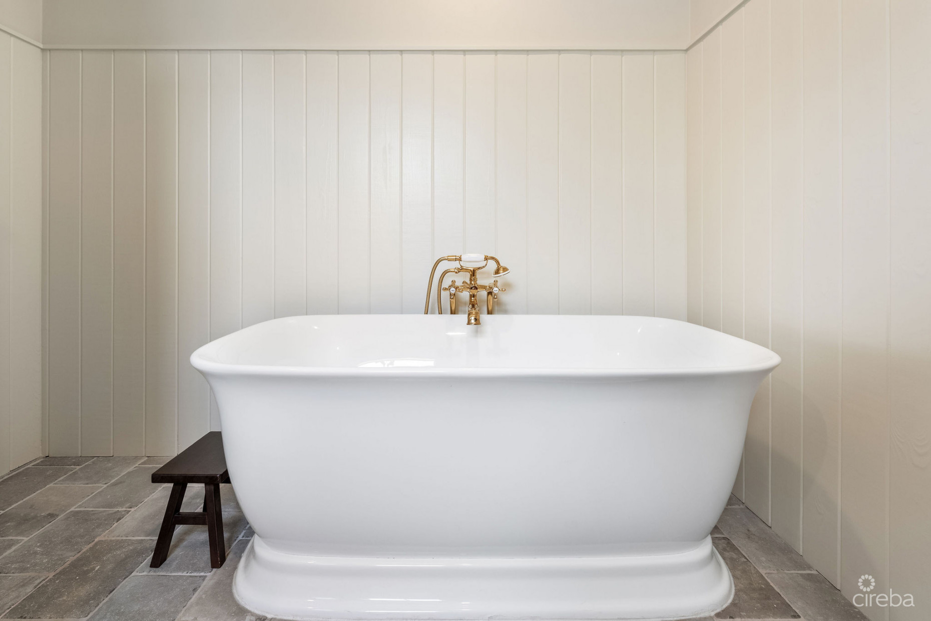 SNUG HARBOUR DESIGNER RENOVATED 4 BEDROOM HOME