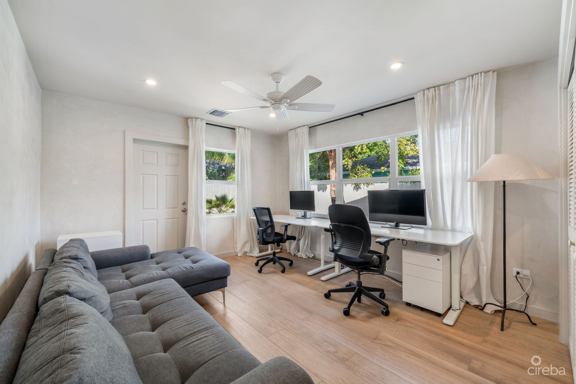 SNUG HARBOUR DESIGNER RENOVATED 4 BEDROOM HOME