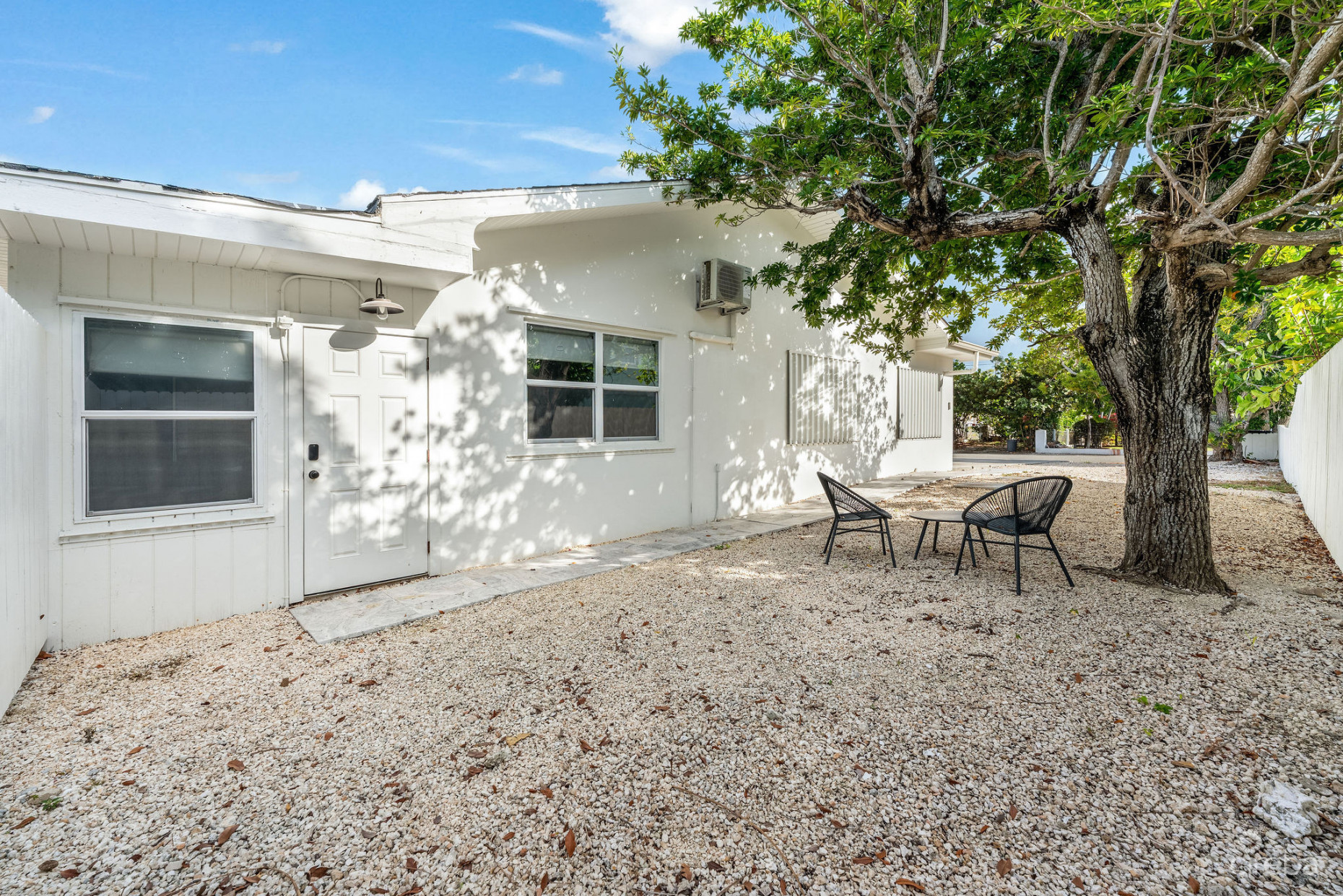 SNUG HARBOUR DESIGNER RENOVATED 4 BEDROOM HOME