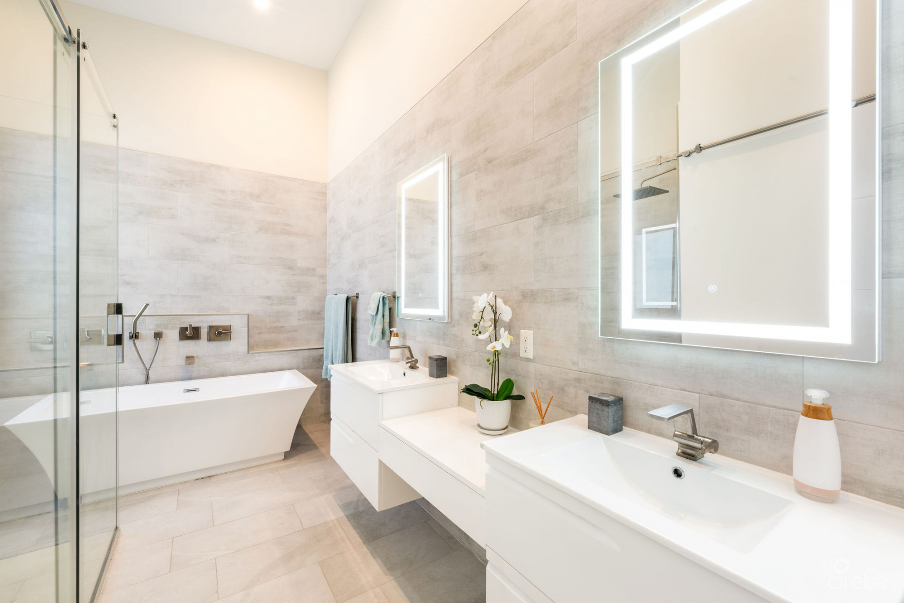 ARVIA 3-BEDROOM CANAL FRONT UNIT WITH DOCK