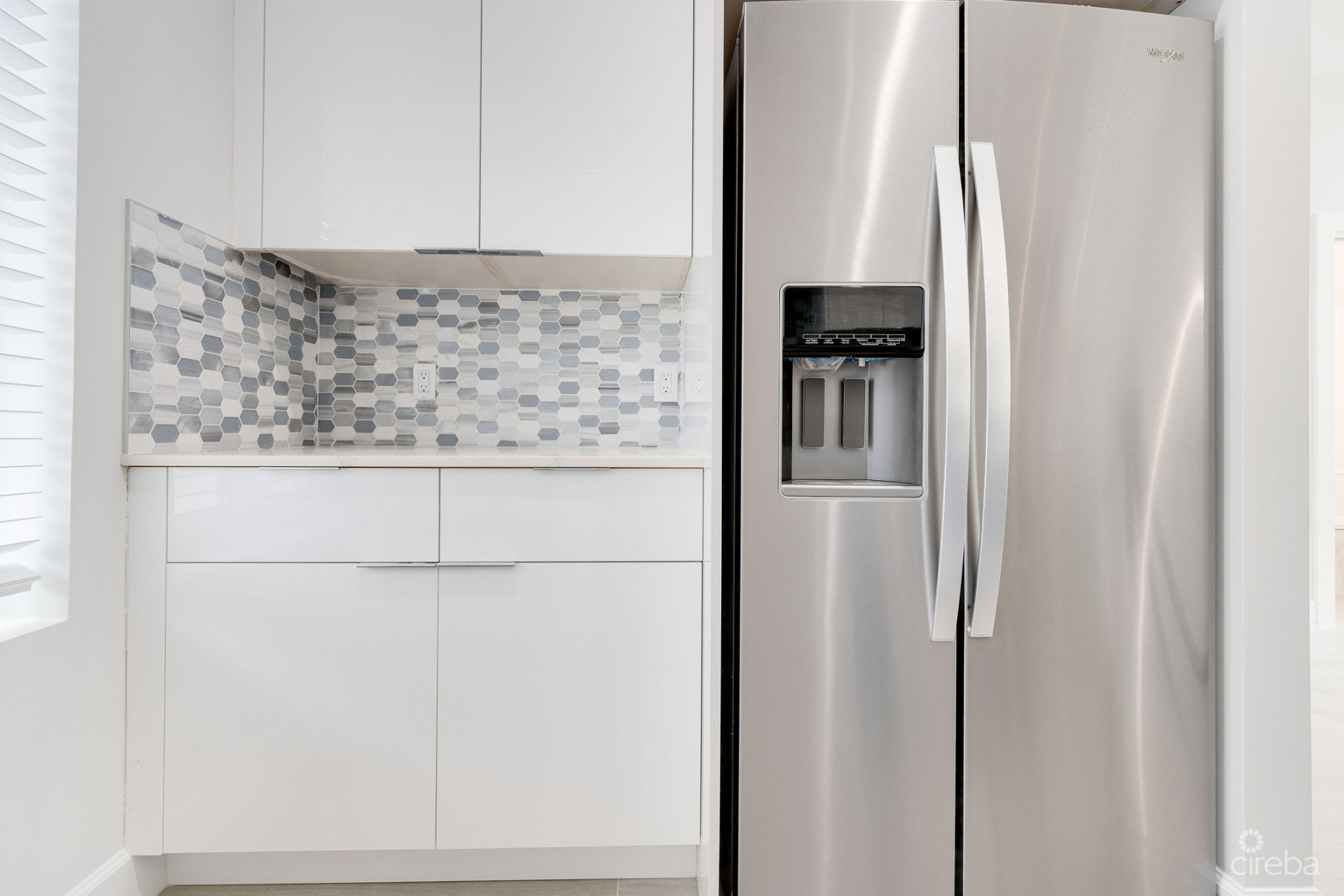 SPACIOUS & MODERN 3 BR TOWNHOME - EXCELLENT LOCATION!