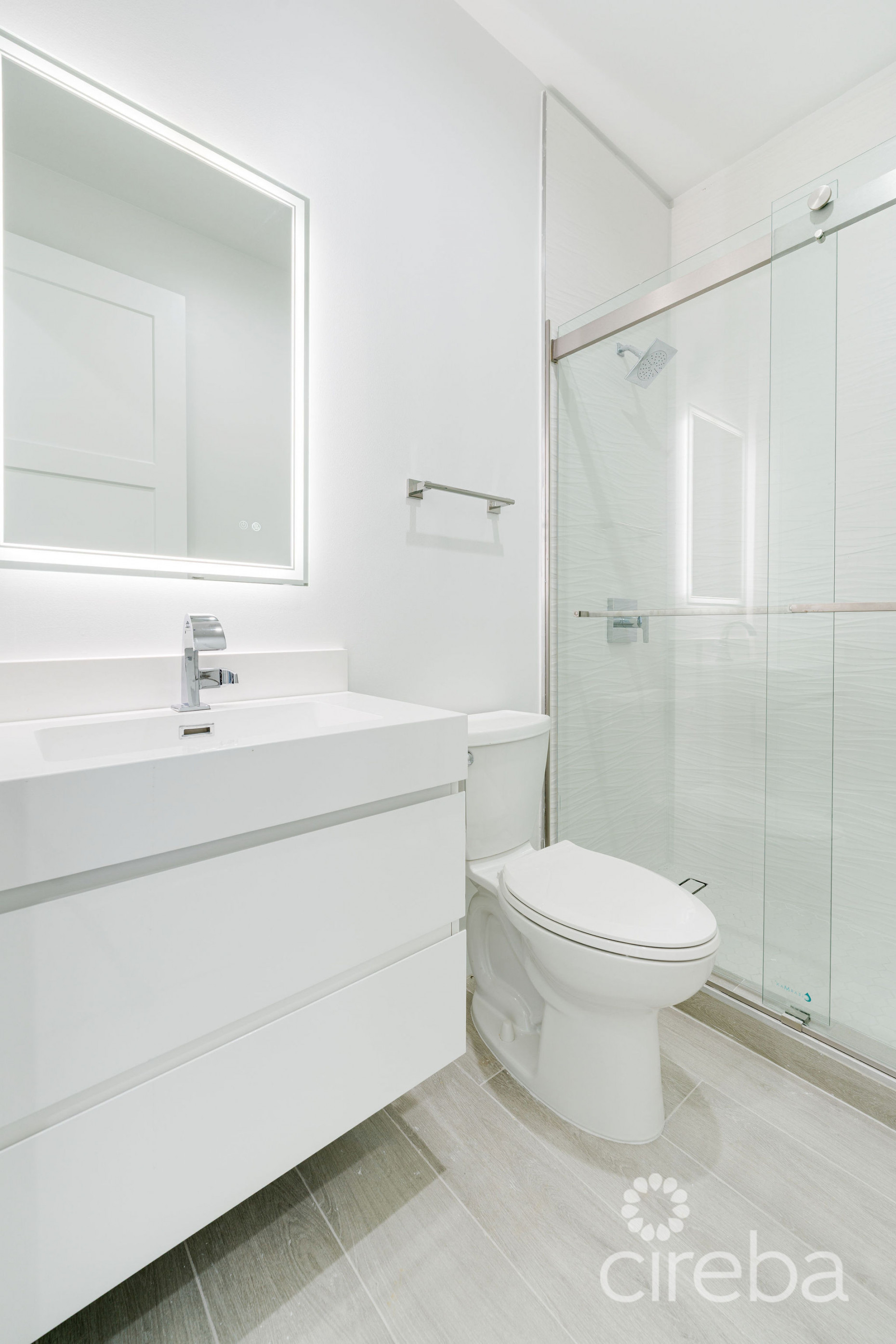 SPACIOUS & MODERN 3 BR TOWNHOME - EXCELLENT LOCATION!