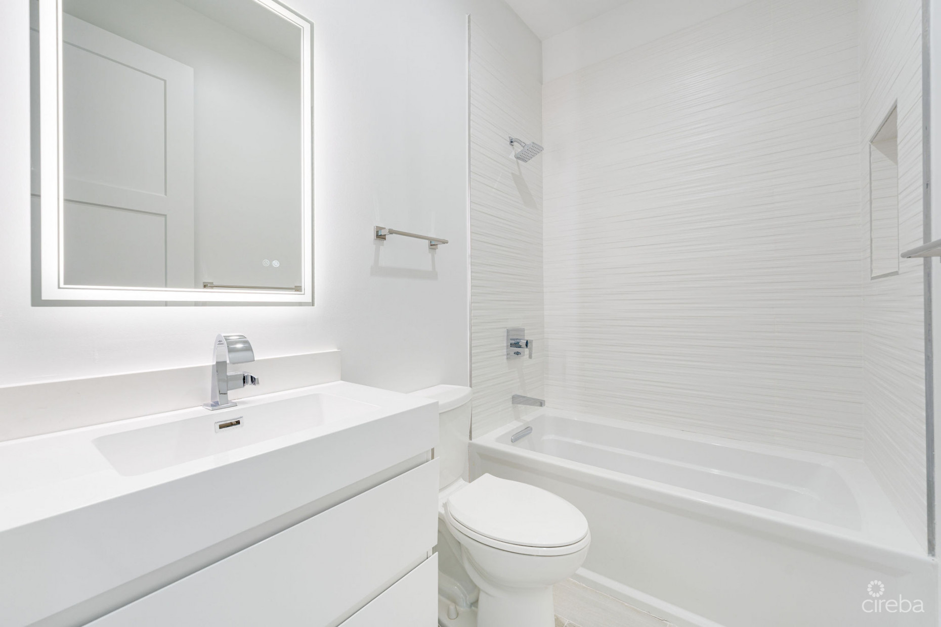 SPACIOUS & MODERN 3 BR TOWNHOME - EXCELLENT LOCATION!