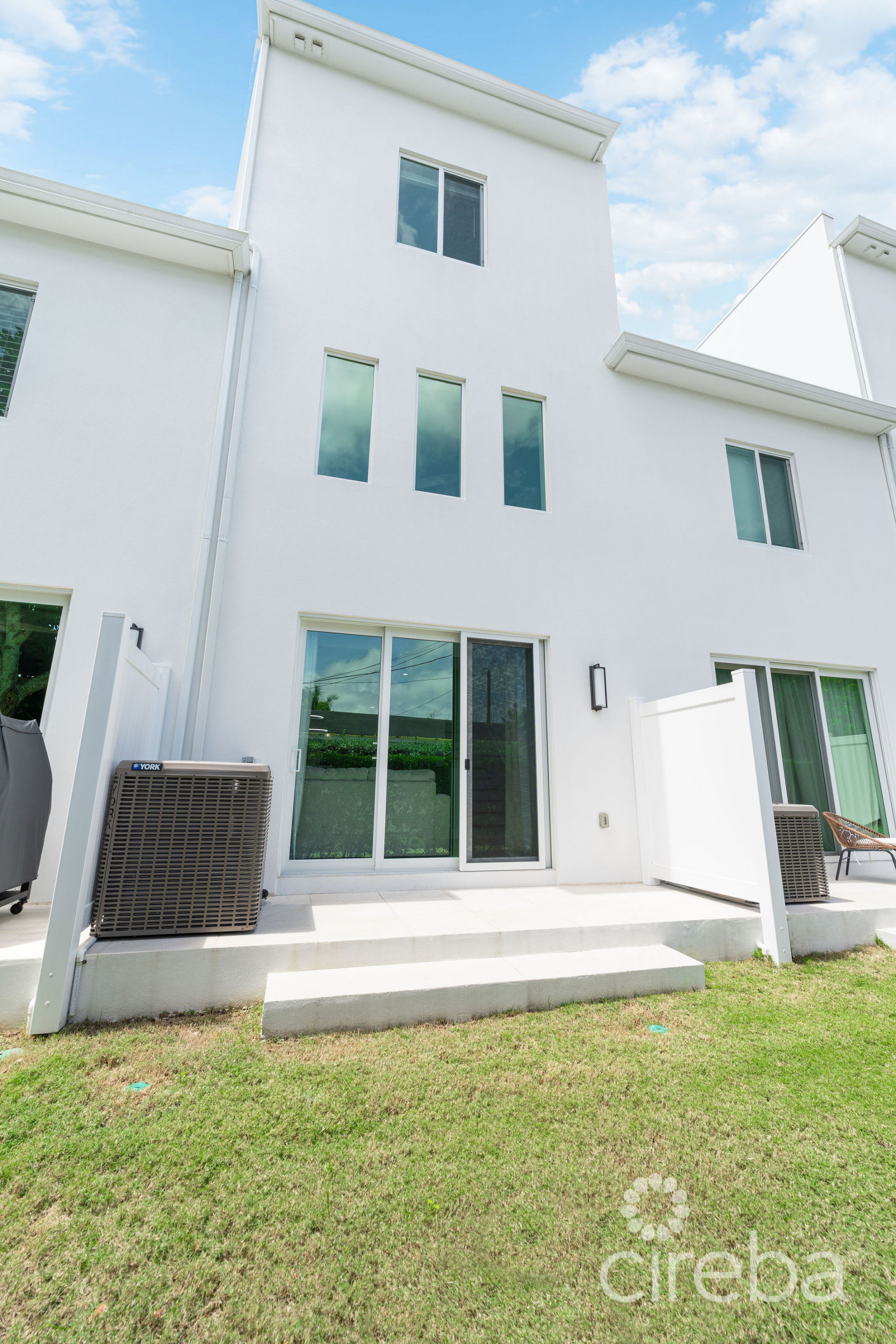 SPACIOUS & MODERN 3 BR TOWNHOME - EXCELLENT LOCATION!