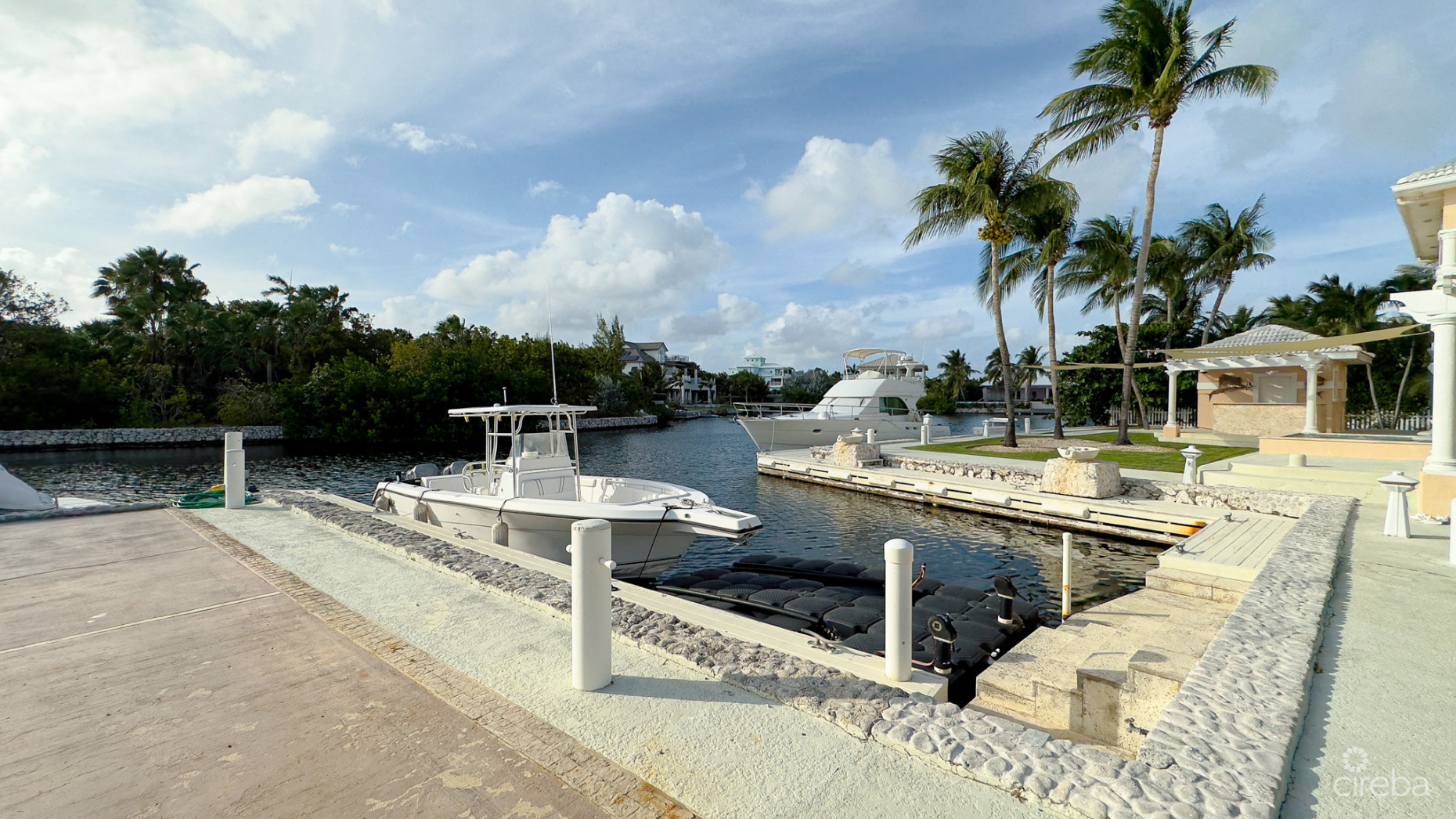 YACHT CLUB CANAL FRONT HOME