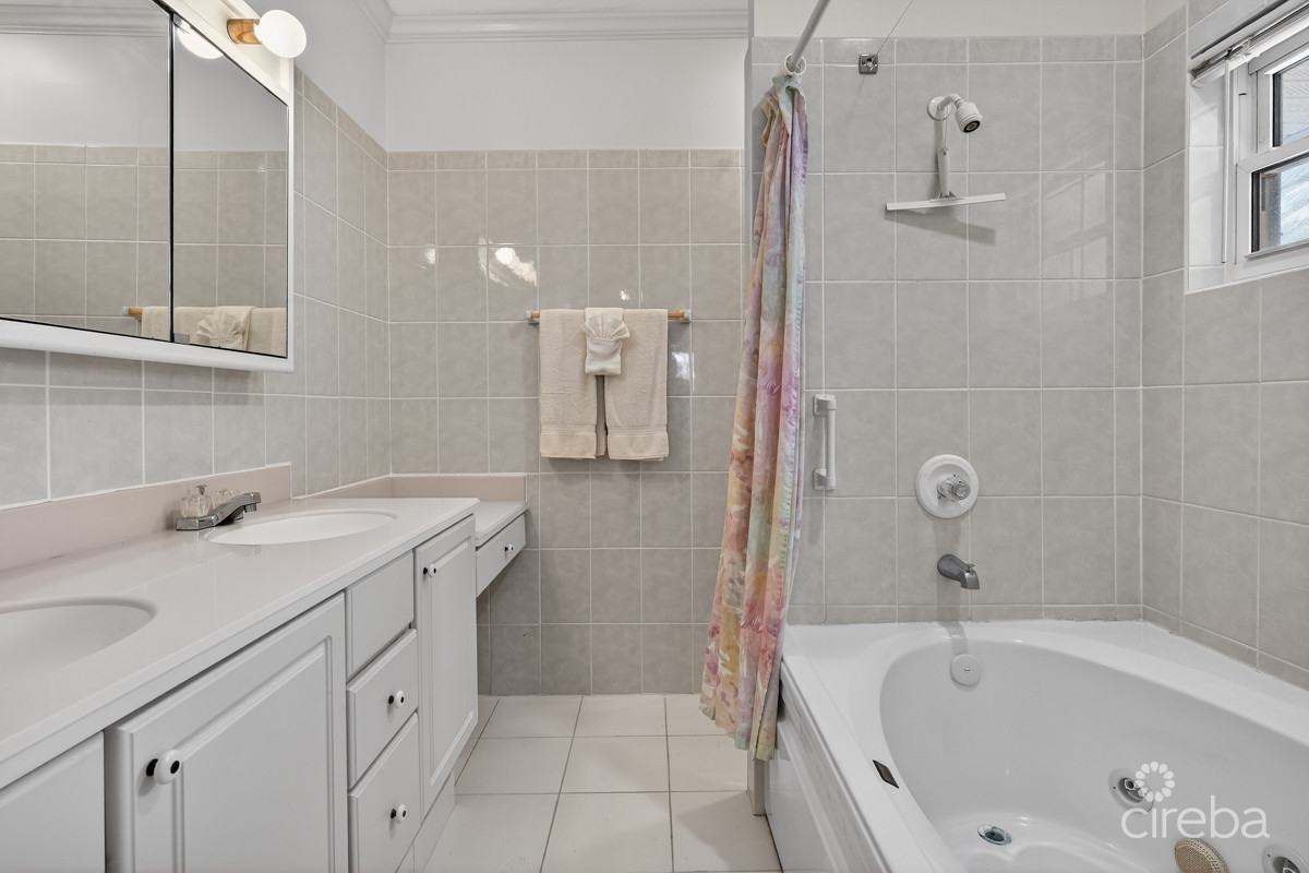 NORTHERN LIGHTS BEACHFRONT