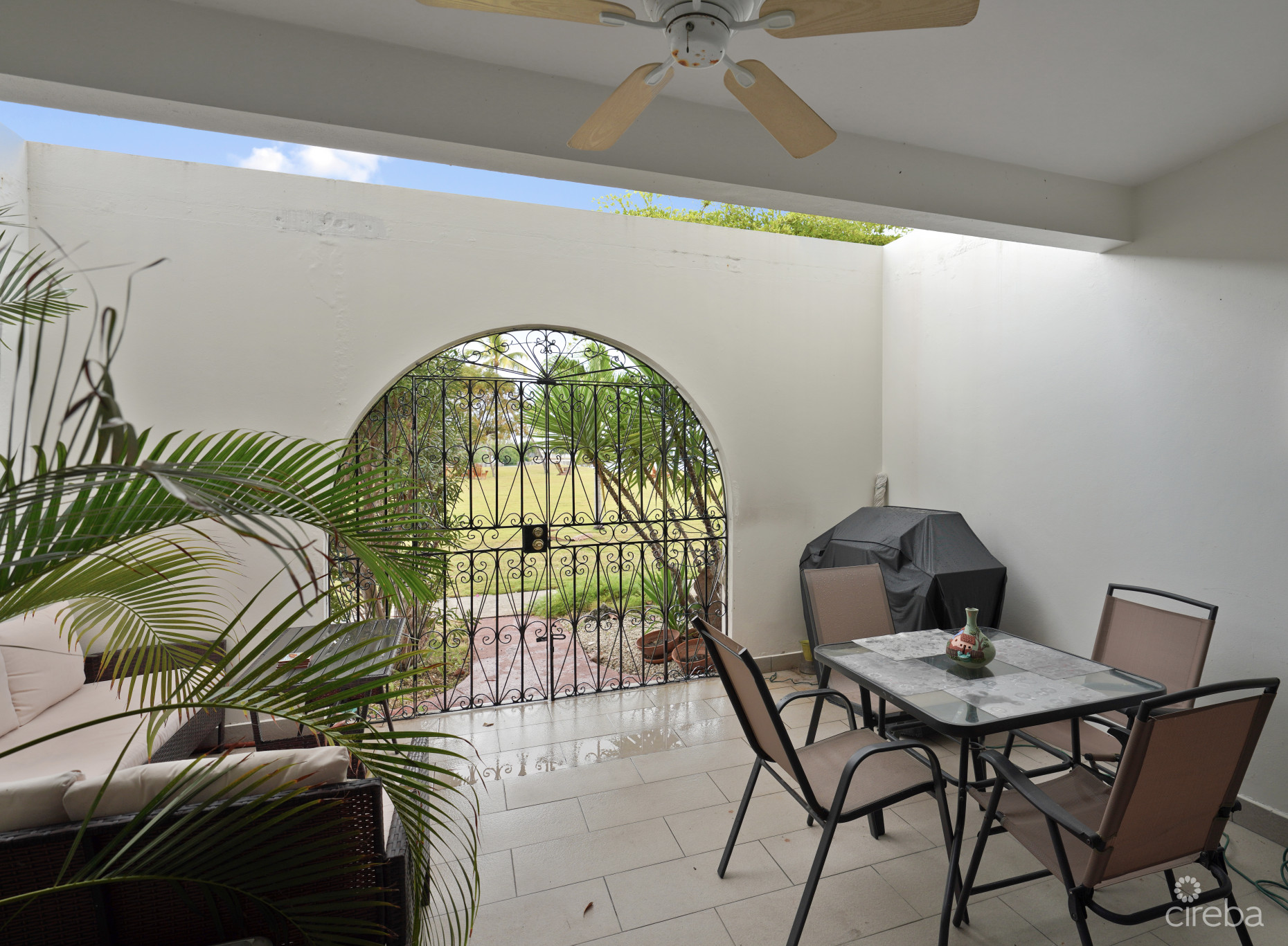 LIME TREE BAY TOWNHOUSE 2 BED 2.5 BATH SMB CORRIDOR