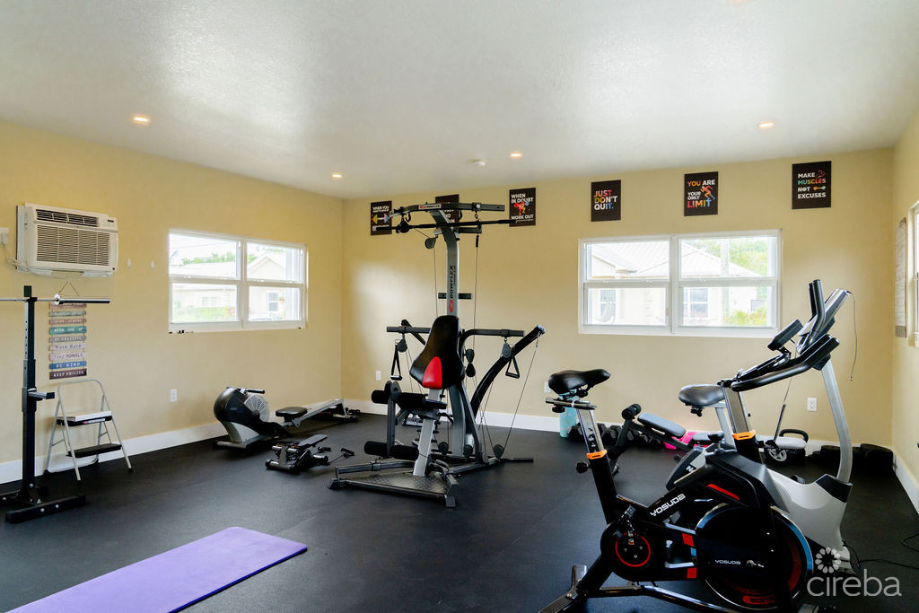 COCONUT VILLAGE - REDUCED - 3BEDS LAKEFRONT HOME