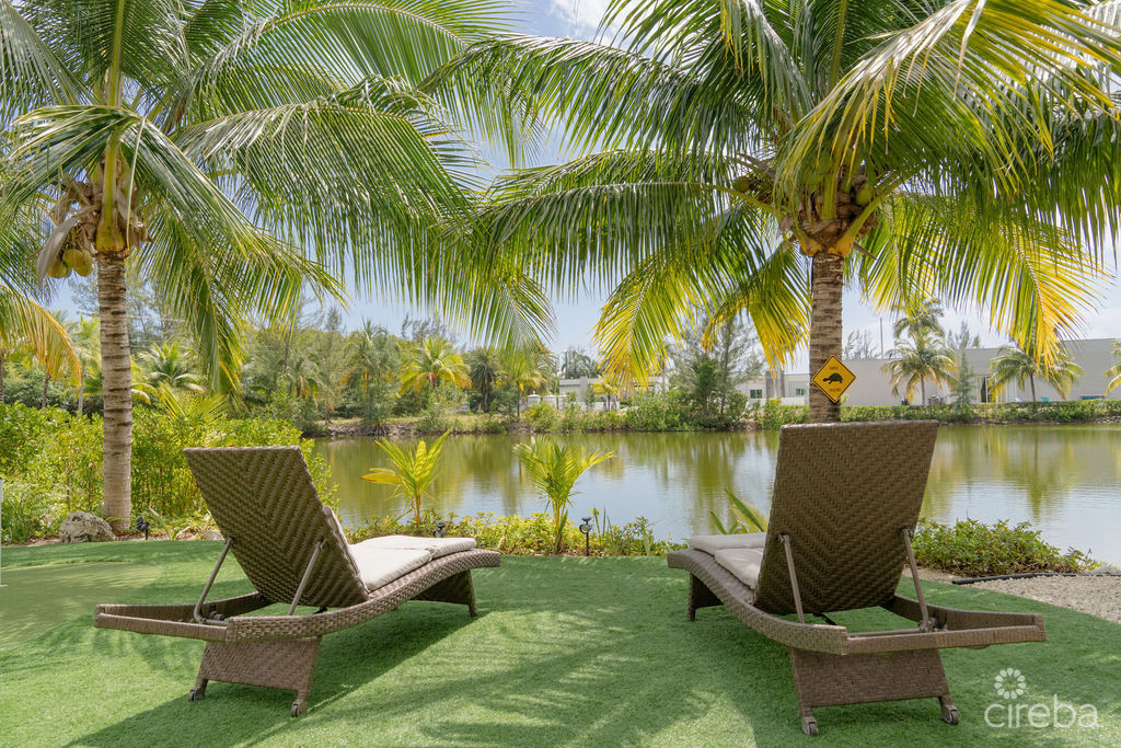 COCONUT VILLAGE - REDUCED - 3BEDS LAKEFRONT HOME