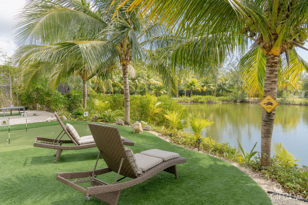 COCONUT VILLAGE - REDUCED - 3BEDS LAKEFRONT HOME