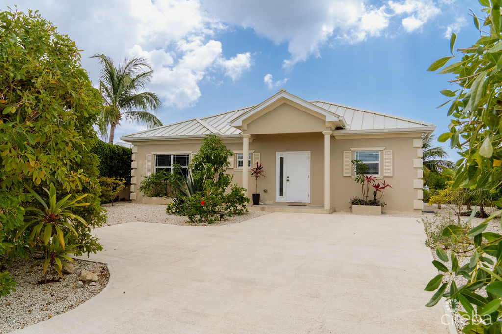 COCONUT VILLAGE - REDUCED - 3BEDS LAKEFRONT HOME