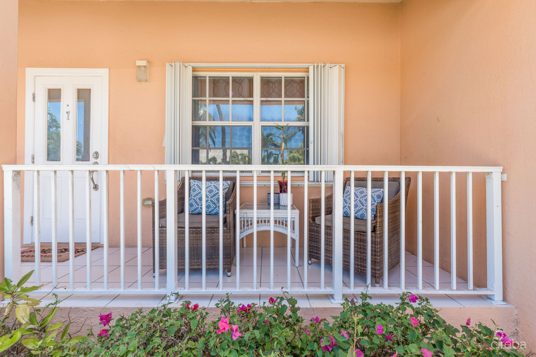 CHARMING & CENTRALLY LOCATED SOUTH COVE IN SOUTH SOUND