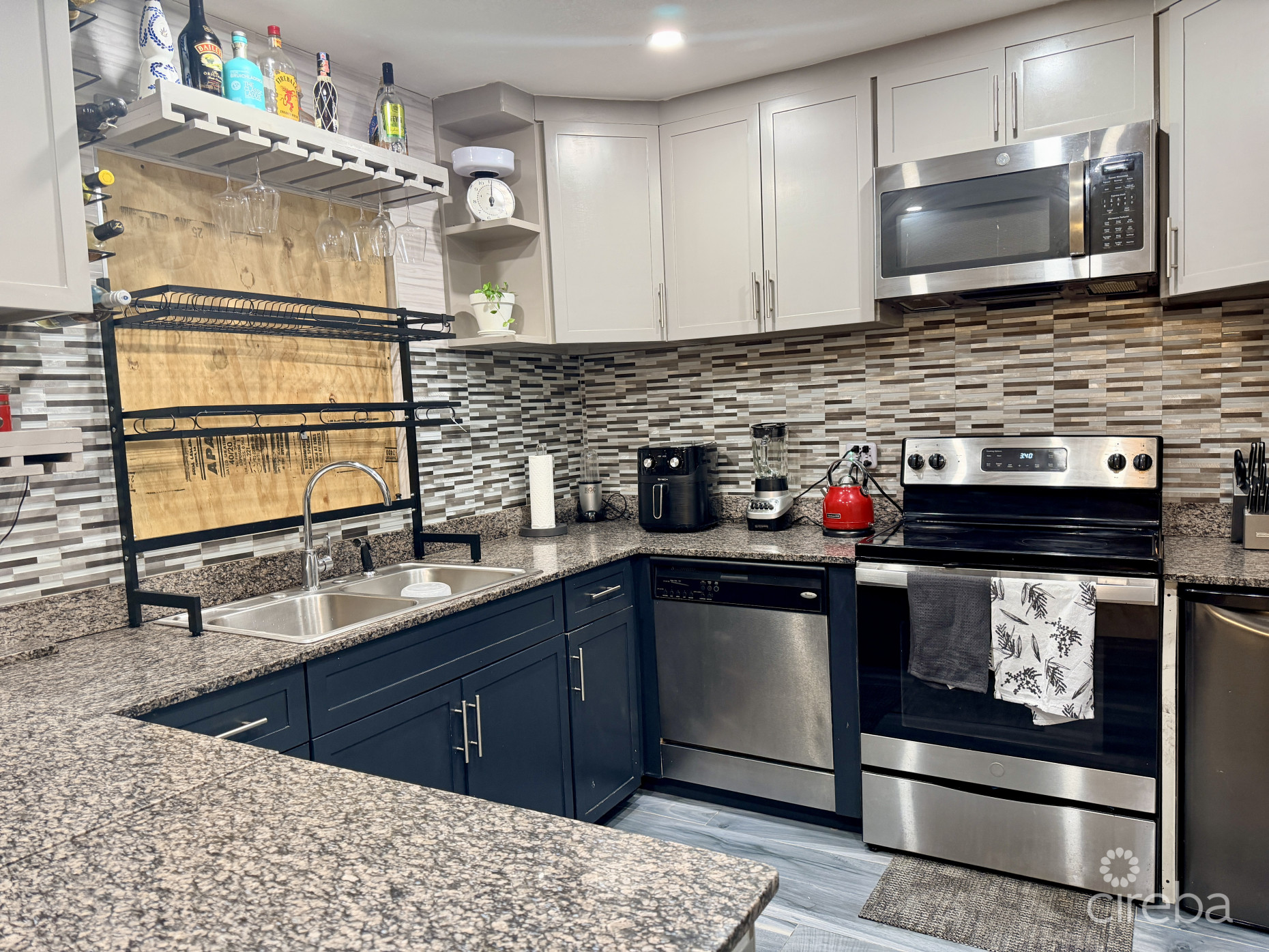 TROPICAL HAVEN - REMODELED 3 BEDROOM CONDO!