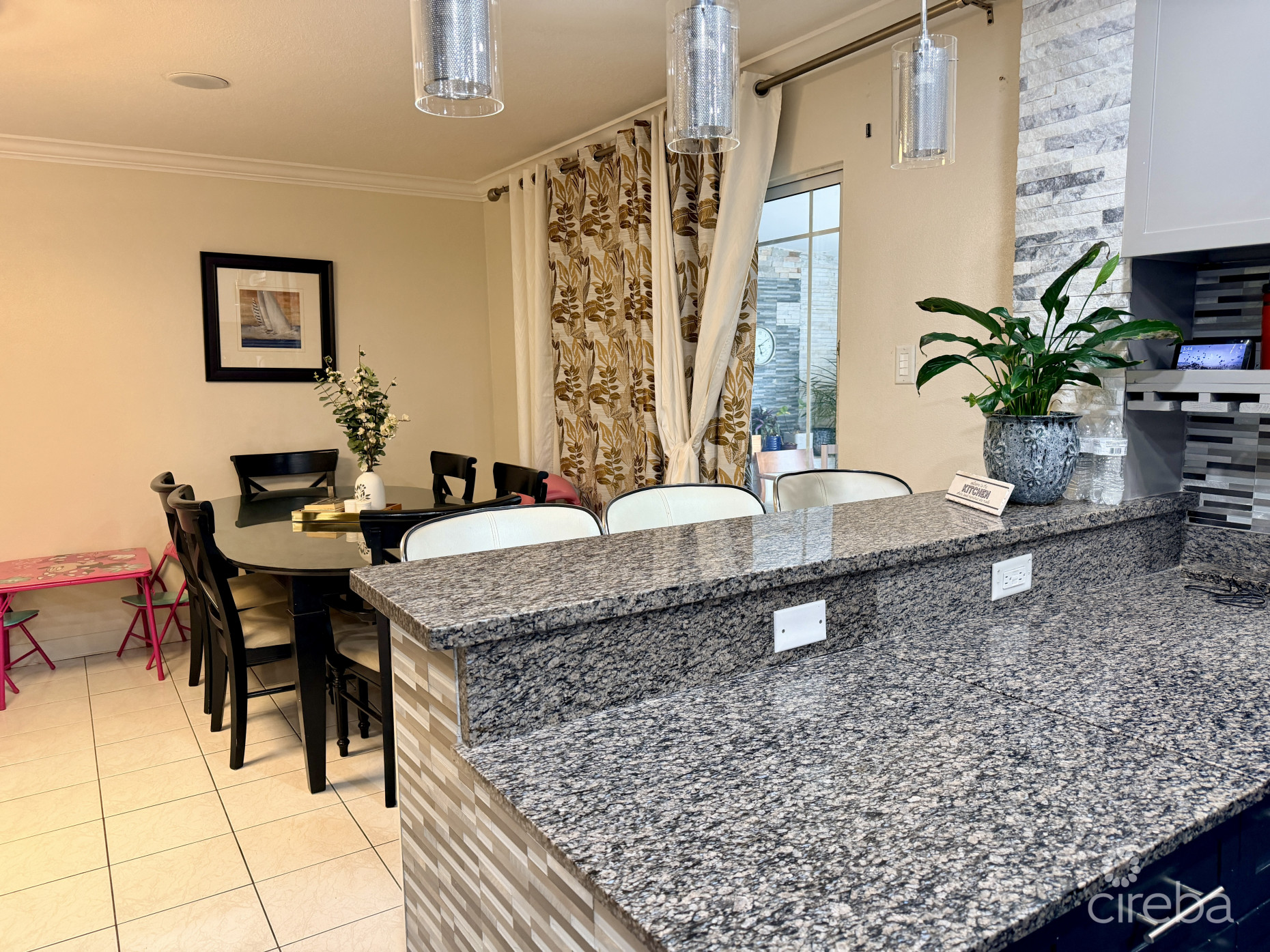 TROPICAL HAVEN - REMODELED 3 BEDROOM CONDO!