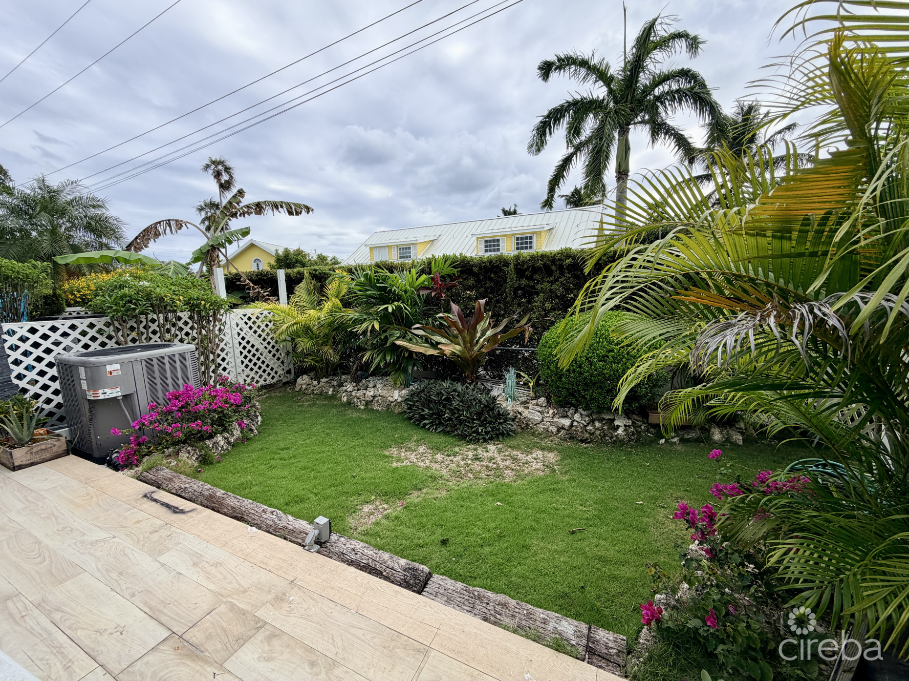 TROPICAL HAVEN - REMODELED 3 BEDROOM CONDO!