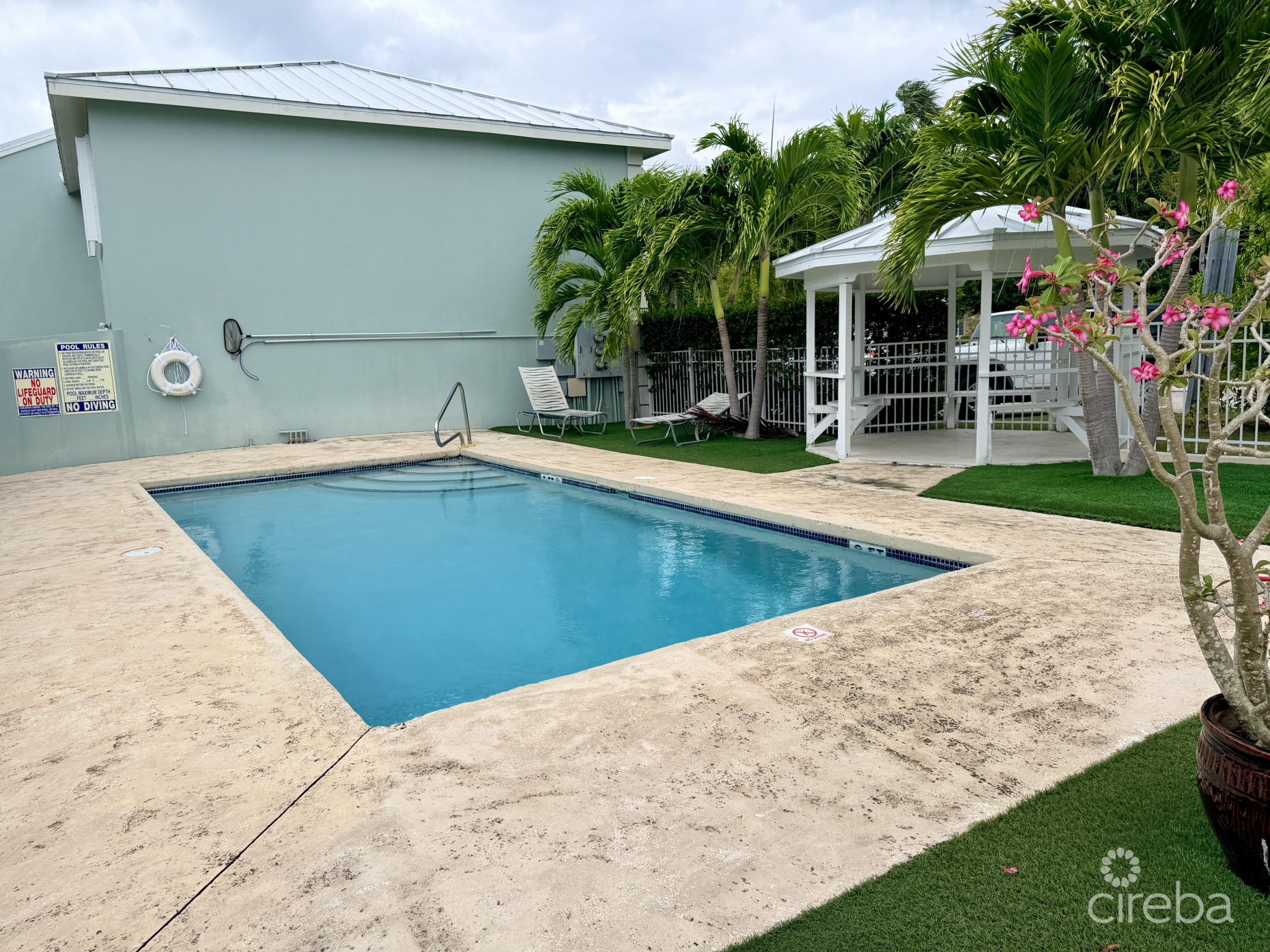 TROPICAL HAVEN - REMODELED 3 BEDROOM CONDO!